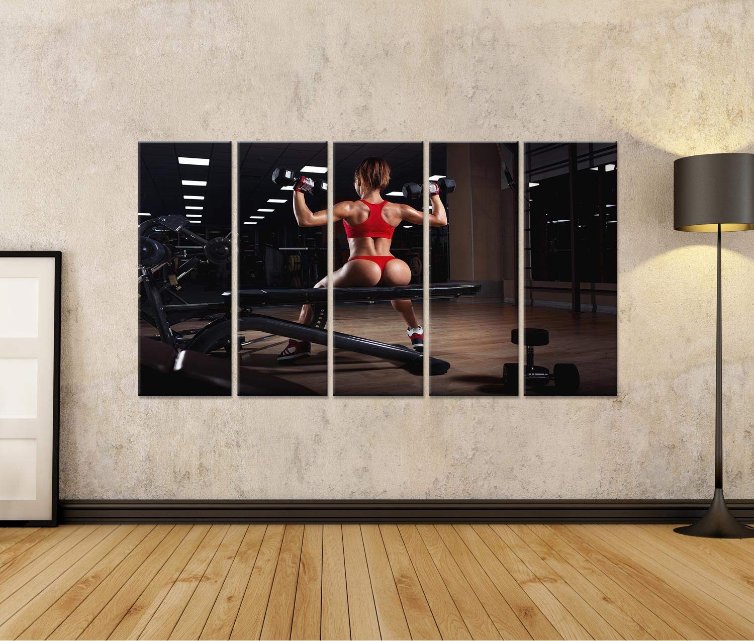 Quadro moderno giovane ragazza sexy che riposa dopo gli esercizi di manubri. Fitness donna in panchina in palestra con manubri per l'allenamento in palestra Stampa su tela Quadri x salotto c
