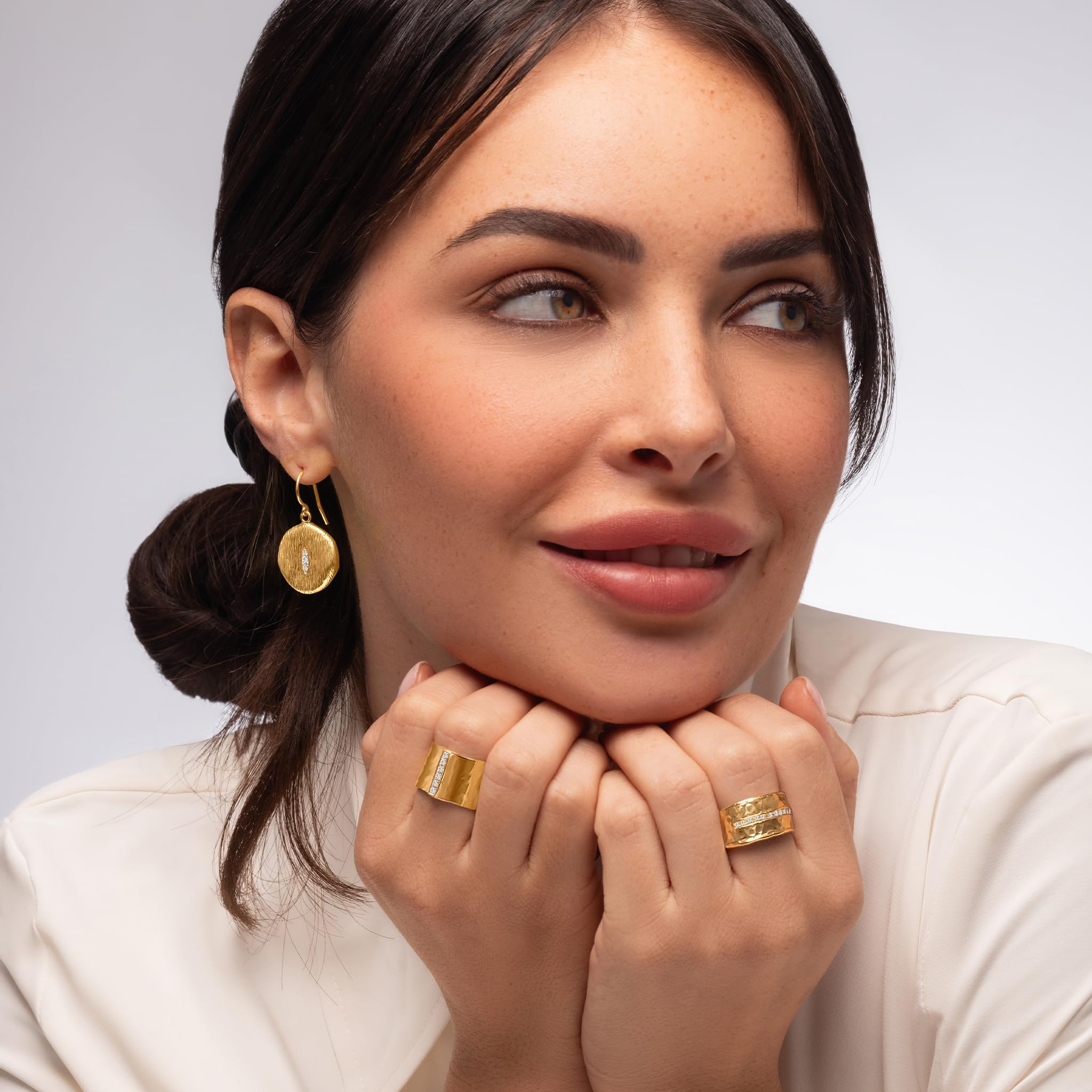 14K vergoldeter Sterling Silber Statement Ring mit 0,18 ct Zirkonia, gehämmerte breite Schiene, zarter Goldring, Schmuck Geschenk für Damen, ästhetischer Goldschmuck
