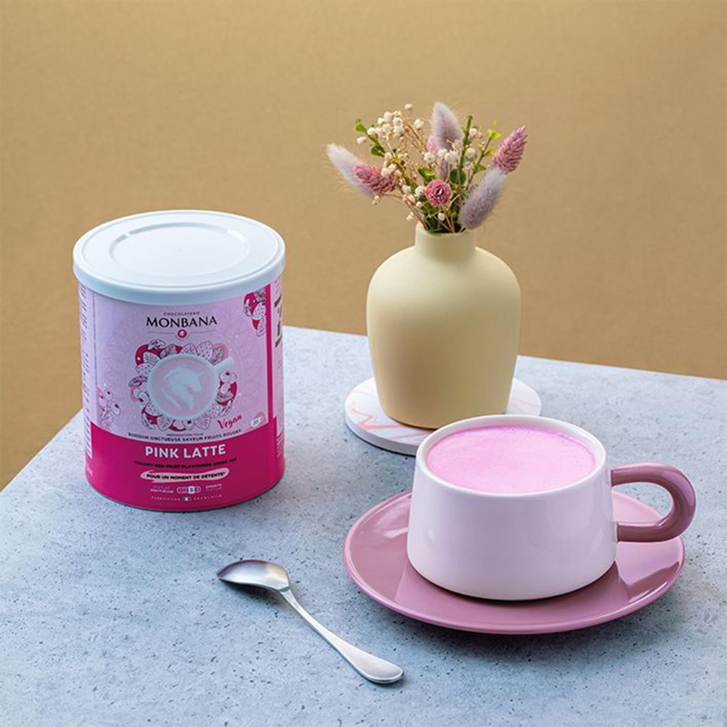 Monbana Pink Latte Poudre 350 g – Poudre de boisson végétalienne avec épices de betterave rouge et chai, instantané Superfood Latte pour préparation chaude et froide, végétale, sans lait