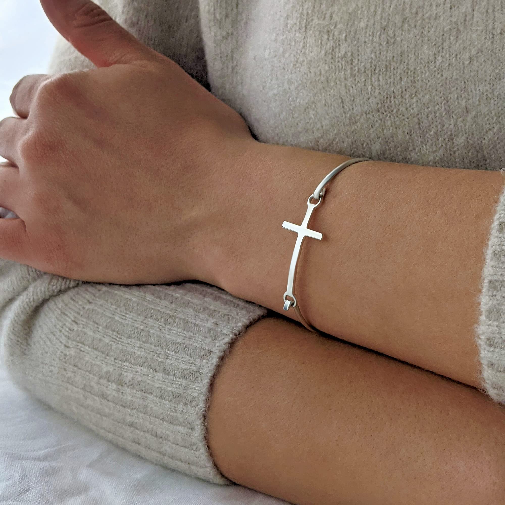 Silverly Brazalete Clásico de Plata de Ley con Cruz | Joyas Religiosas para Mujer | Pulsera Minimalista de Plata 925 para Mujer | Pulsera con Crucifijo Cristiano y Cierre de Presión