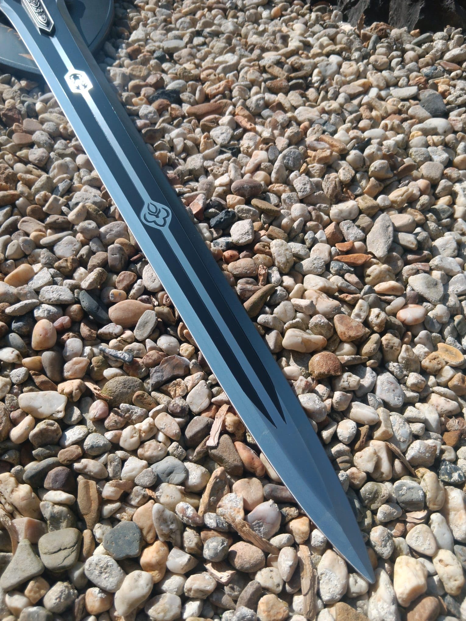 Schwert Artorias 108cm lang 68cm Carbonstahl Klinge Replik mit Holz Wandhalterung Sammlerstück für Fans Sammler Seele von SIF Fans Gamer Videospiel Deko Cosplay LARP Conventions