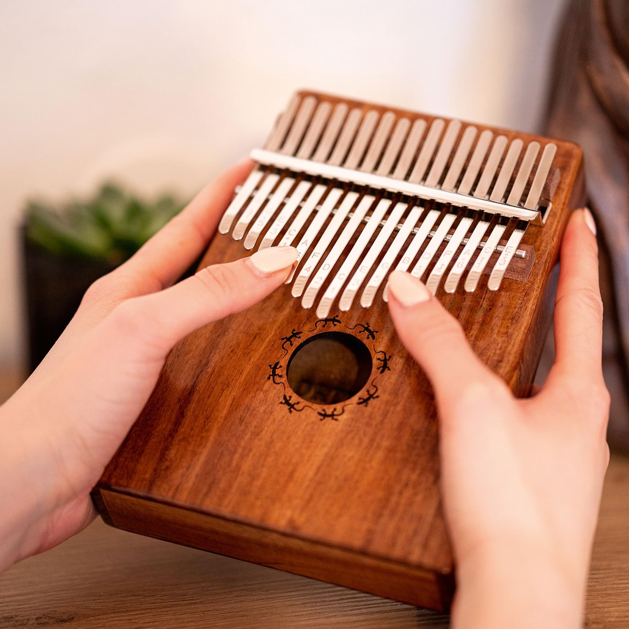 Ortega Guitars Kalimba C-Dur akustyczna 17 Zungen Akazie Natur OKB1