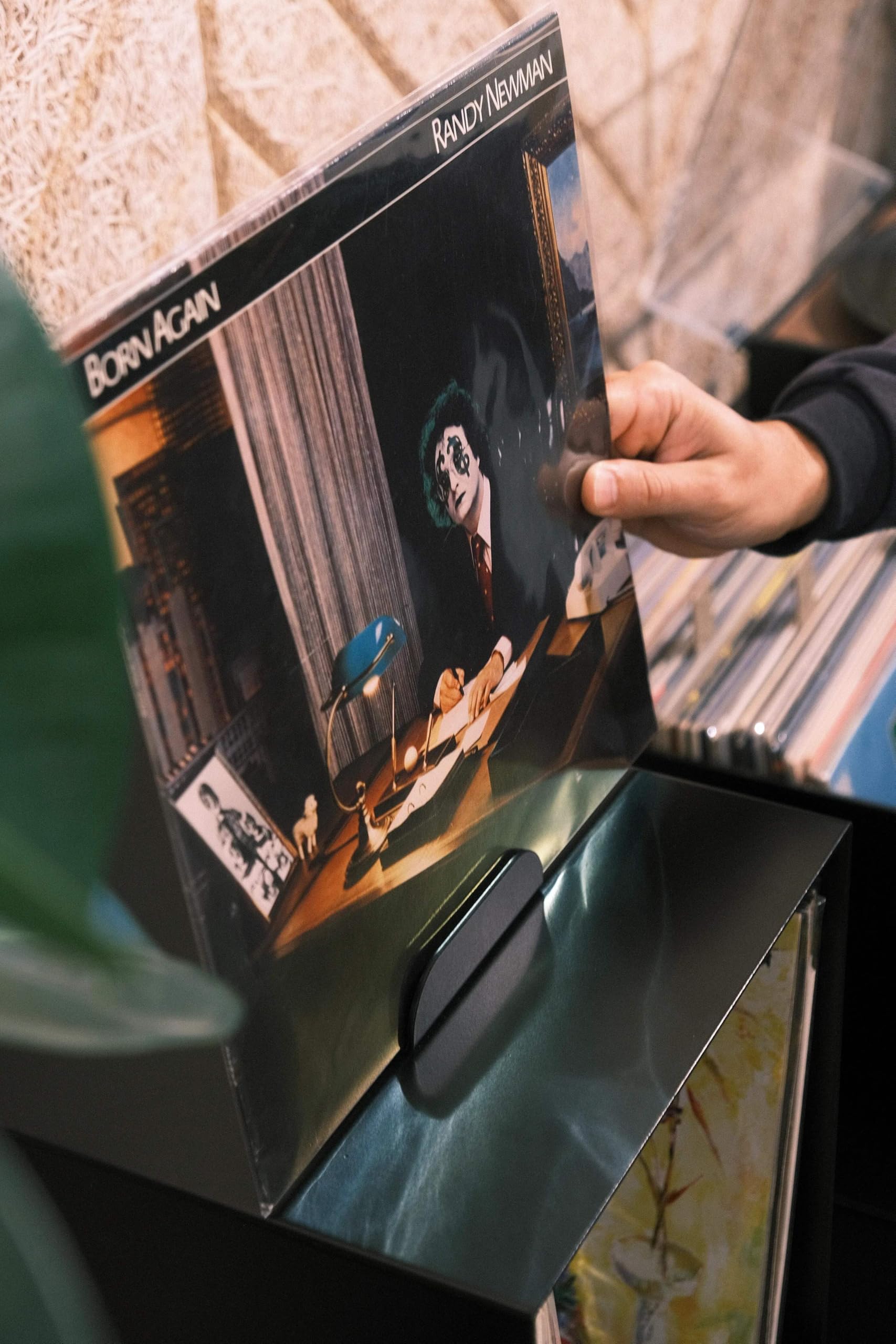 Support vinyles noir pour sublimer la décoration de votre salon de musique