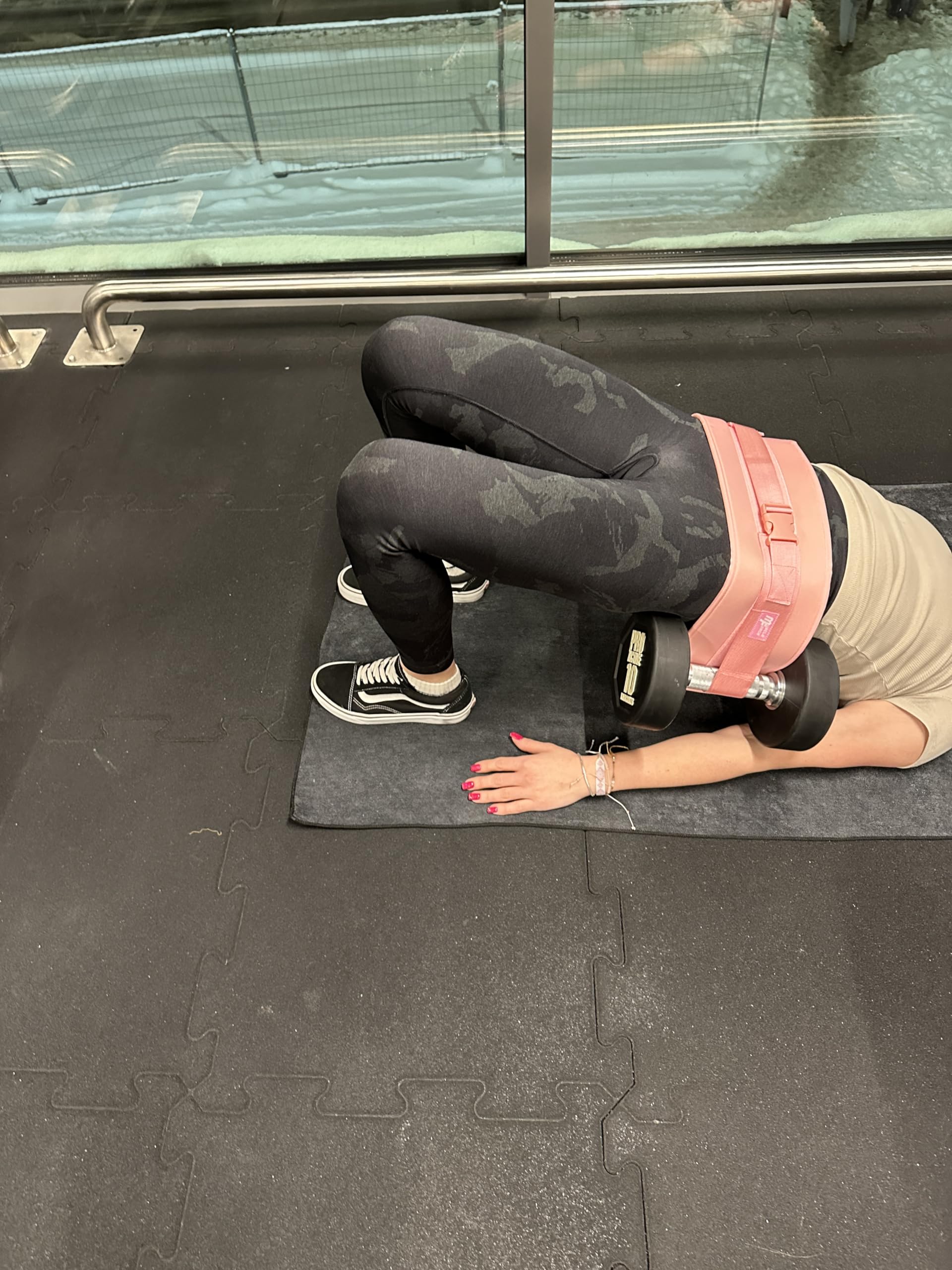 Cintura per Hip Thrust con Carico Fino a 30 kg per Lato, Cintura per Manubri e Kettlebell per Glutei, Ponte Glutei, Plank e Push-Up, Regolabile e Unisex per Allenamento a Casa e Palestra