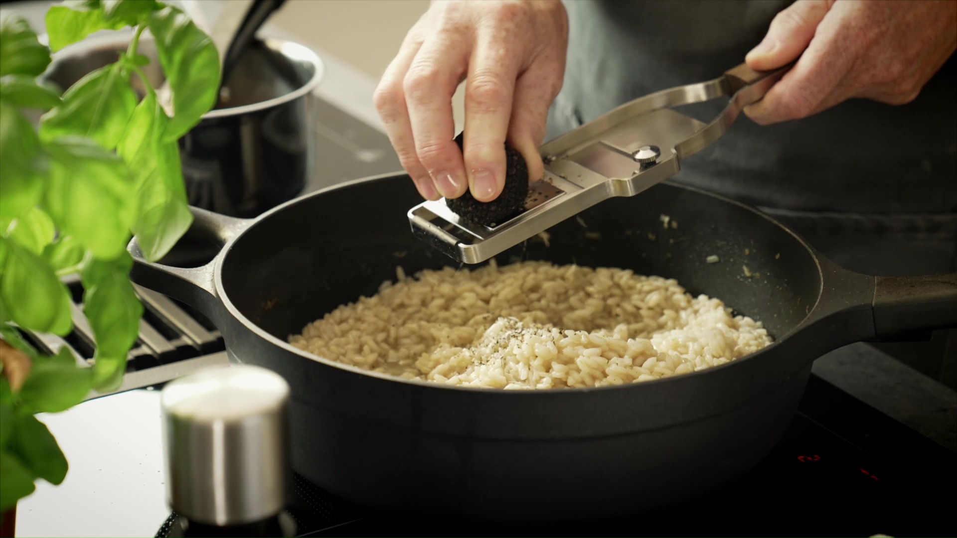 Râpe à Truffe Microplane - Lame Réglable Et Surface De Râpage, Manche Noyer, Fabriquée Aux USA
