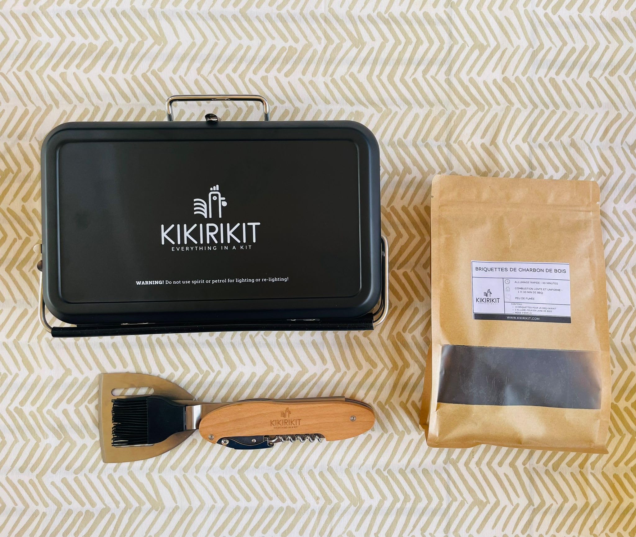 KIKIRIKIT - Barbacoa Portátil de Carbón Plegable - Kit con Accesorios Camper - Regalo Original para Padres (Negro)