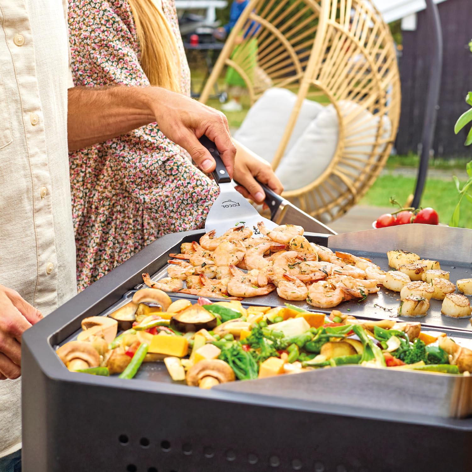 cozze® Plancha Gasgrill 600 mit Deckel | 2 Brenner | Wendeplatte aus Gusseisen | LED-Drehregler mit Leuchtanzeige | Inkl. Schlauch & Regler | 50 mbar | 65 x 57 cm