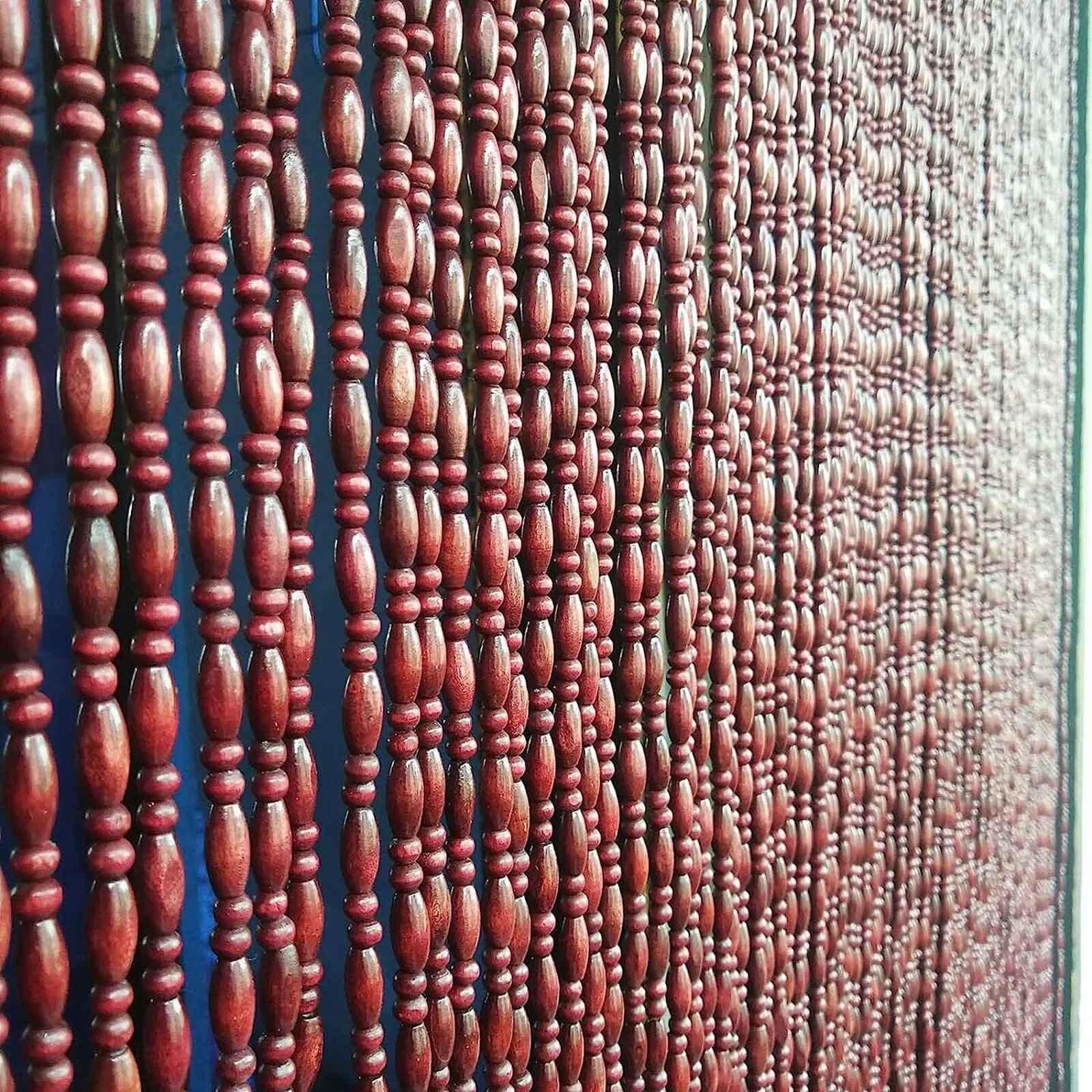 Moustiquaire de porte en perles pour séparer le salon de la terrasse en été