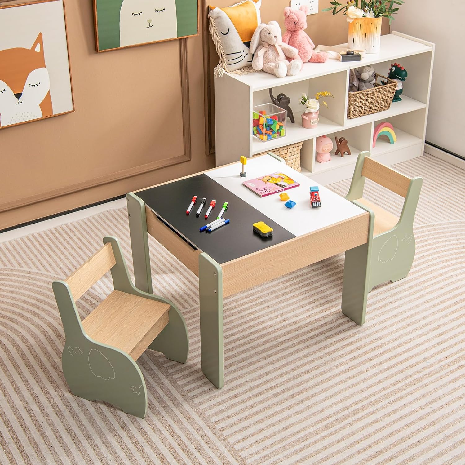 GOPLUS Table Enfant avec 2 Chaises, 4 en 1 Table d’Activité avec Plateau Rabattable à Double Face Tableau Noir/Blanc, Petit Bureau Enfant avec Rangement pour 3-6 Ans, Charge 30KG, Vert