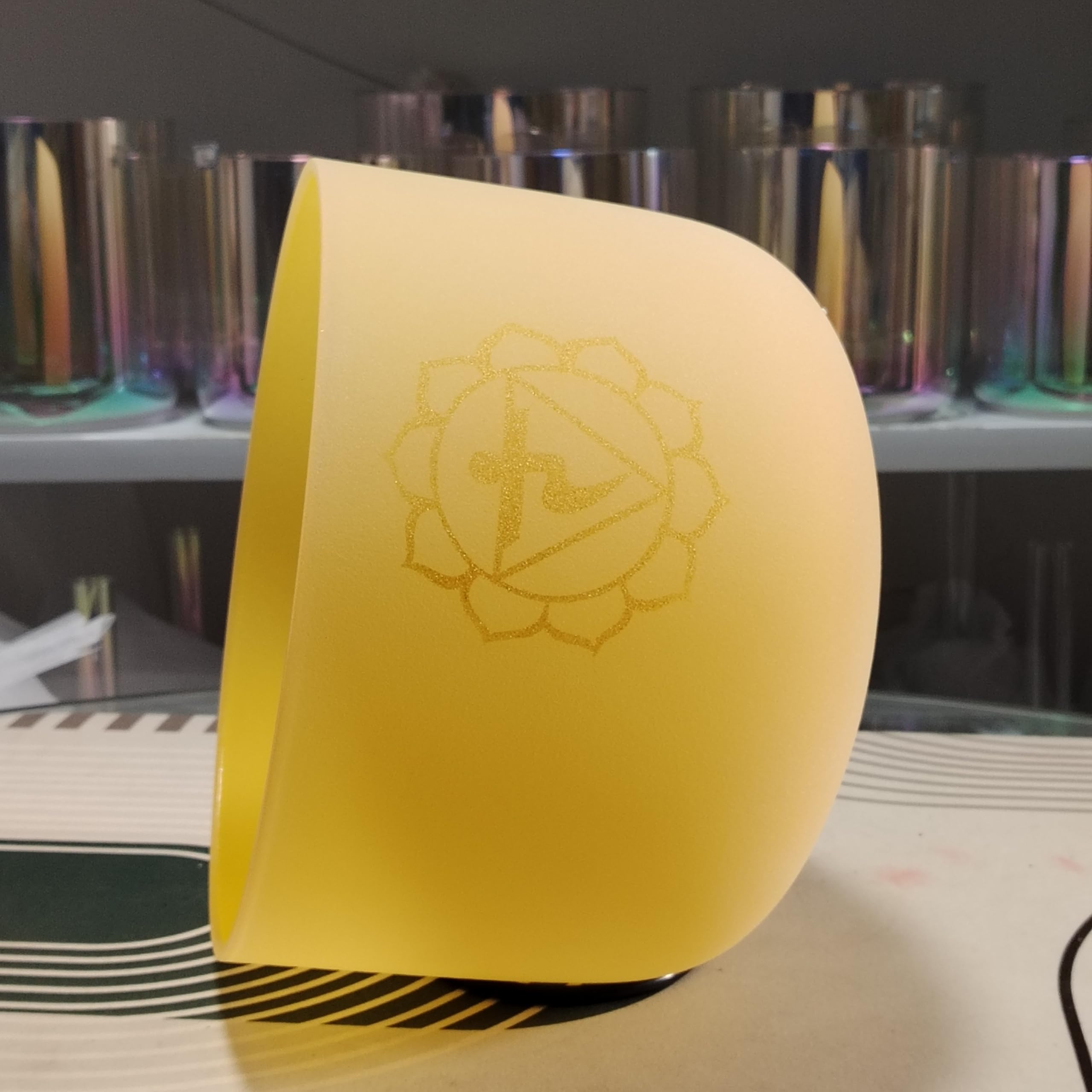 Campana tibetana in cristallo di quarzo per meditazione, yoga e relax, colore giallo satinato, 432 Hz, 432 Hz E, chakra plessuale solare, 25,4 cm