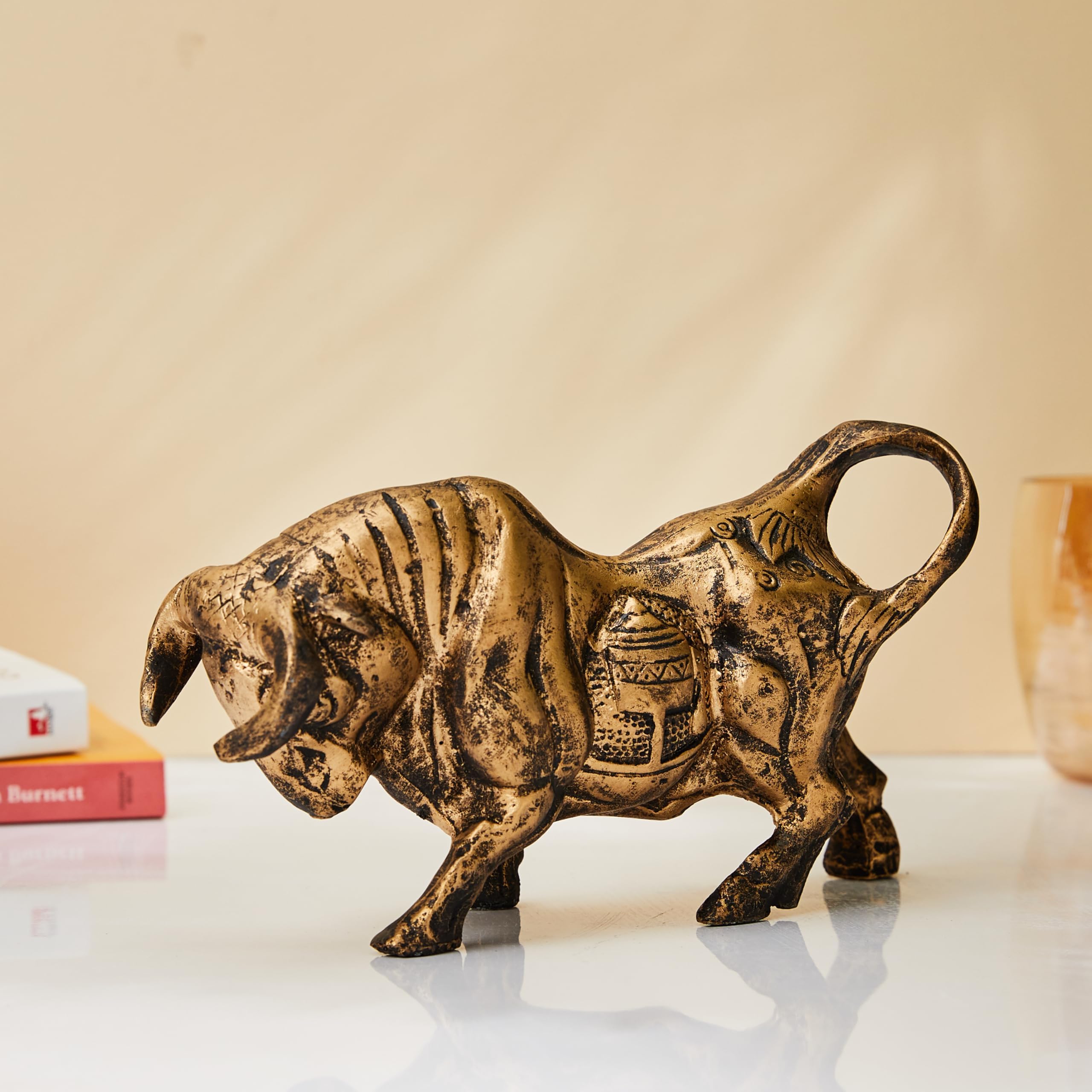 Amazon Basics Brass Finnish Bull Resin Statue for Home Decor (Pack of 1, Golden and Black)-image-8