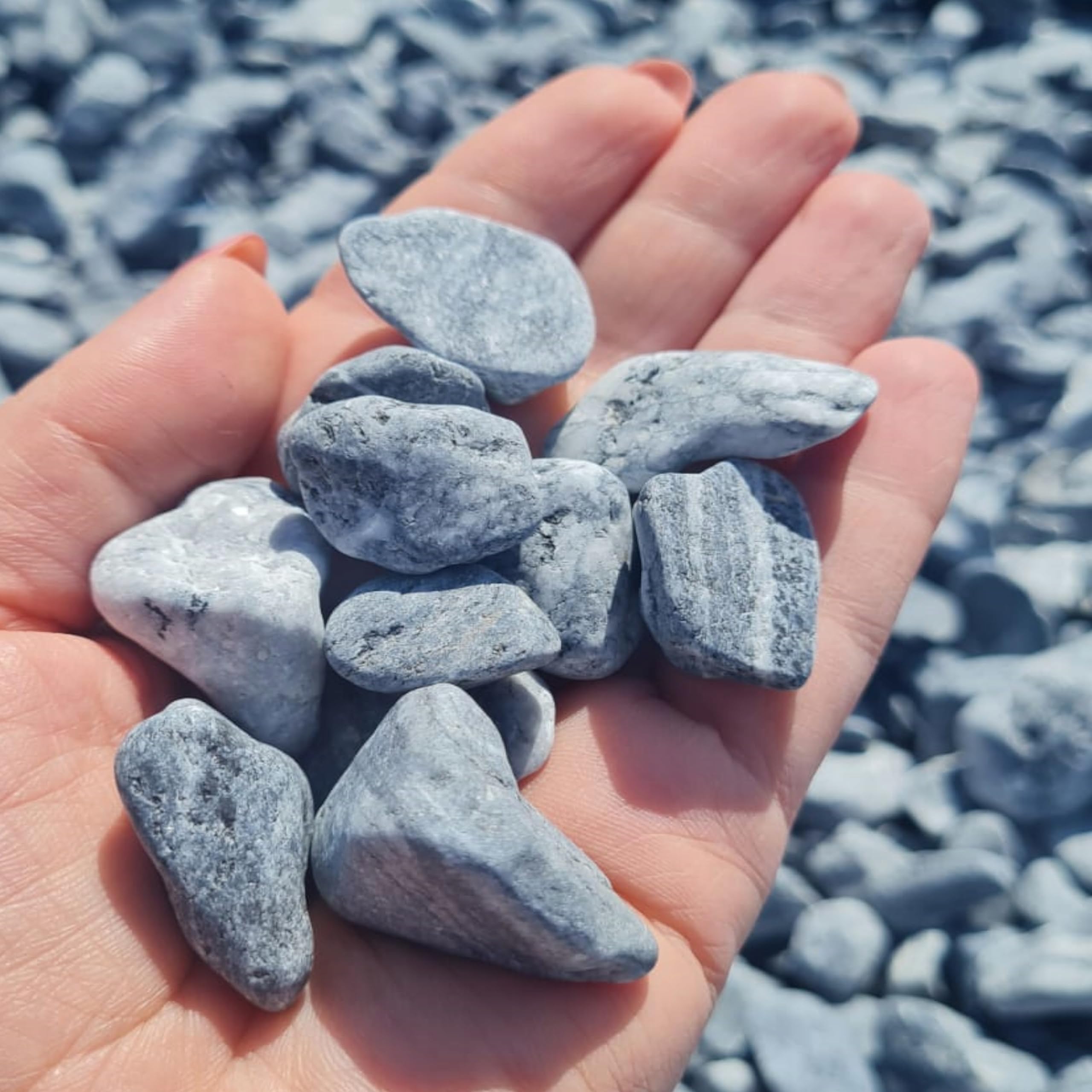 Kamienie dekoracyjne szare 2-4 cm – kamienie dekoracyjne – małe kamienie dekoracyjne – dekoracja ogrodowa – dekoracja akwarium – kamienie dekoracyjne do wazonów
