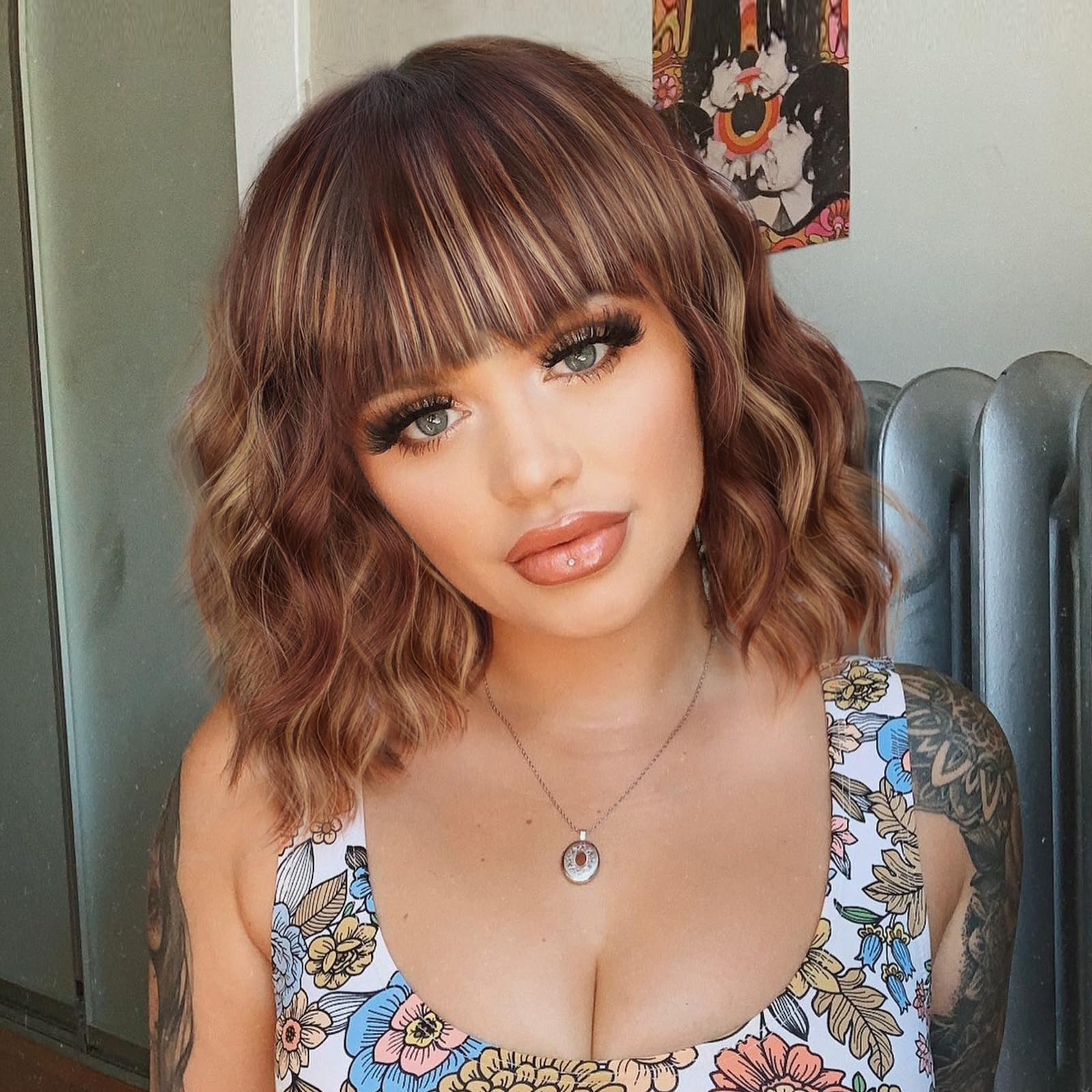 AISI BEAUTYShort Wavy Brown Highlight Wig with Bangs Synthetic Wavy Bob Wigs for Women Shoulder Length Bob Curly Wigs Natural Looking Heat Resistant Fiber Hair