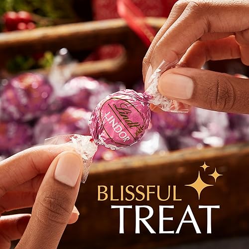 Vista 25 de Lindt Lindor Stracciatella Trufas de chocolate blanco, chocolates con un centro de trufa suave, de fusión, 25,4 oz., 60 cuentas