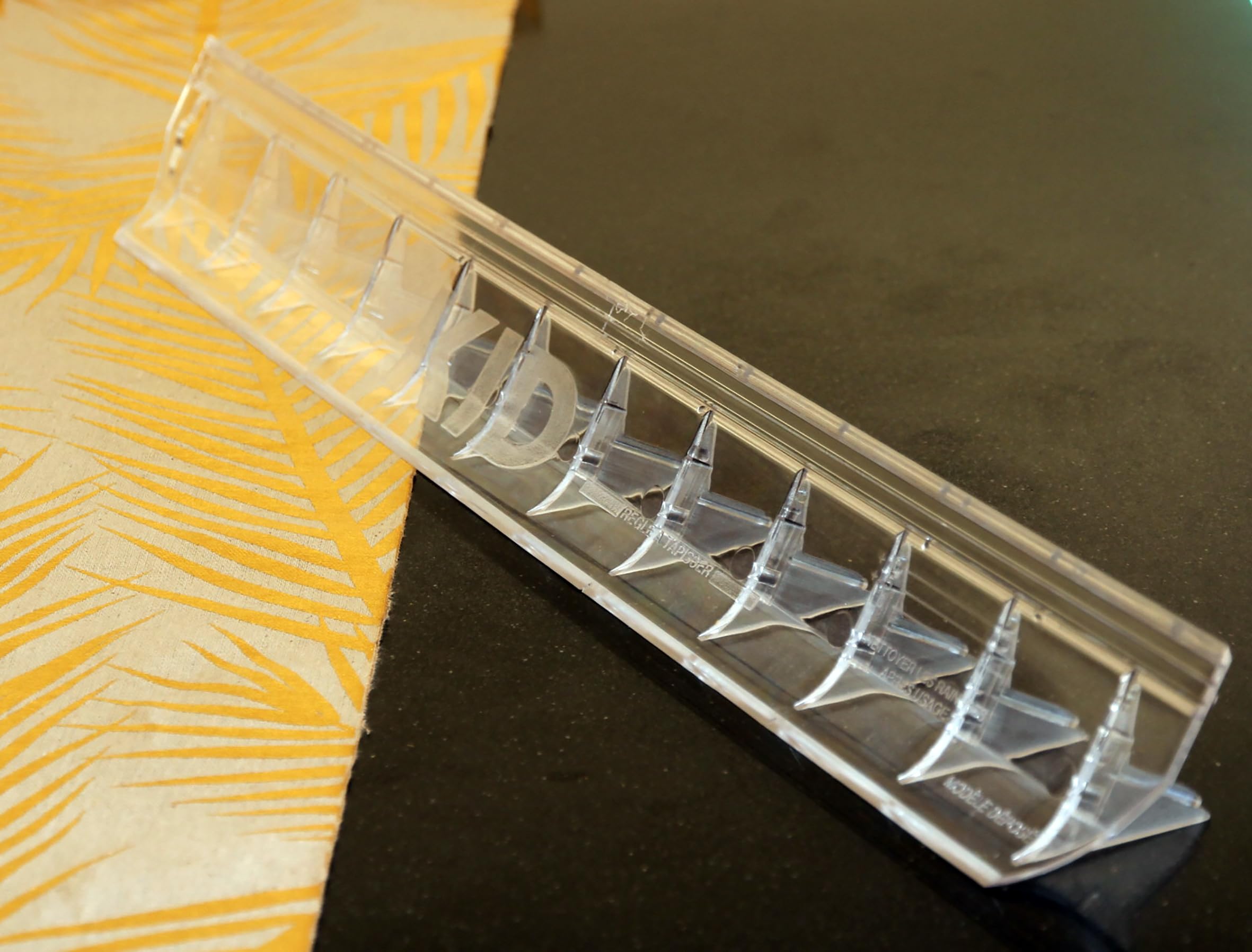 Tapezierlineal mit Cuttermesser