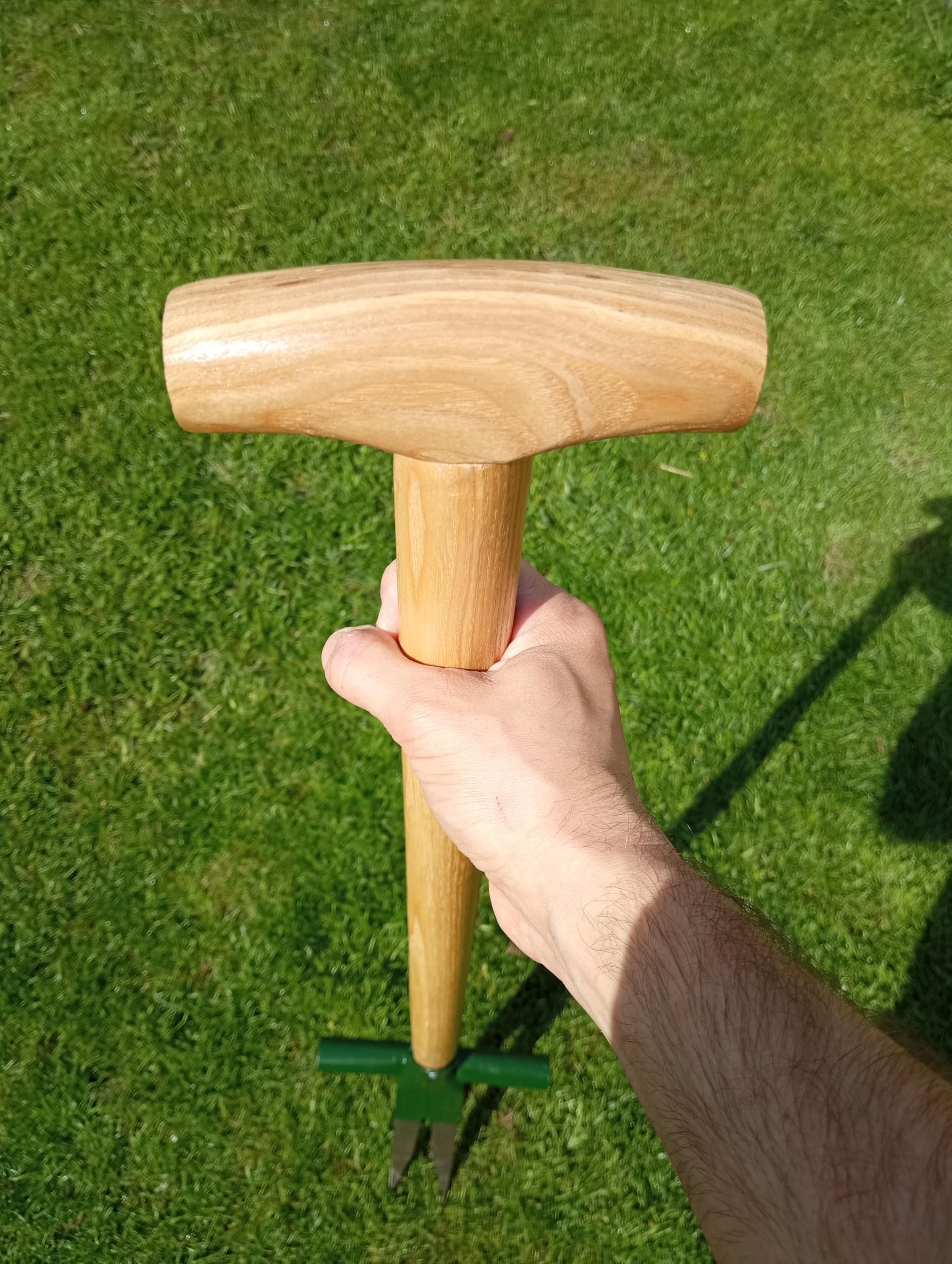 Ampferstecher Unkrautstecher aus legiertem Stahl mit Holzstiel und T-Griff – ergonomischer Gartenhelfer zum Entfernen von Ampfer & Unkraut, 95 cm, 2,4 kg, chemiefrei, langlebig