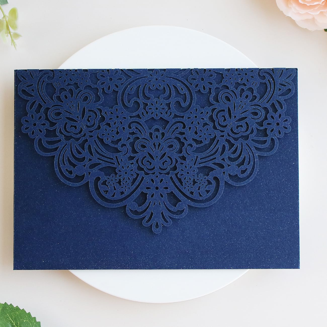 Hosmsua Einladungstaschen für Hochzeitseinladungen, lasergeschnitten, Blumenmotiv, mit Umschlägen für Hochzeit, Brautparty, 16 Einladungen (ohne Innenblatt), Marineblau, 50 Stück
