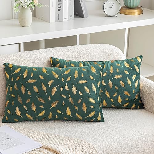 AQOTHES Paquete de 2 fundas de almohada decorativas de Navidad verde oscuro de 12 x 20 pulgadas con hojas de plumas doradas, almohadas lumbares de