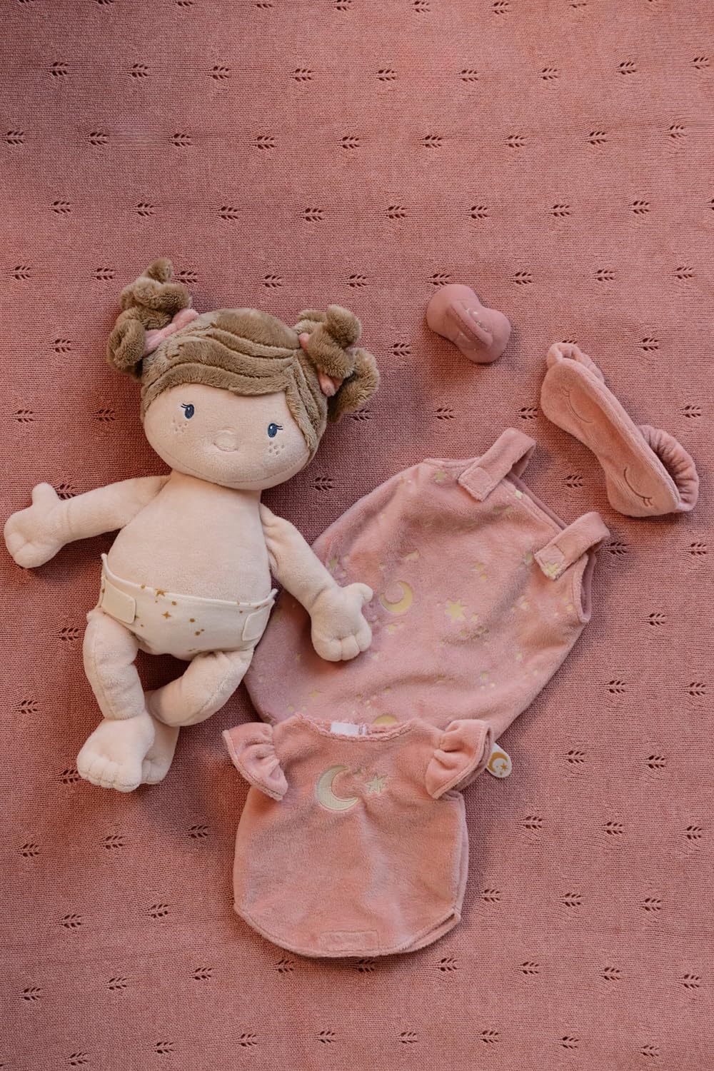 Little Dutch Muñeca de tela rosa – Juego de muñecas – con chupete magnético – Incluye saco de dormir y antifaz para dormir – para niñas a partir de 12 meses