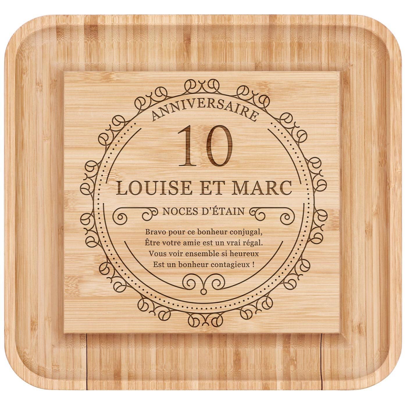MAVERTON Planche à Fromage avec Gravure pour Couples | Set de 4 Accessoires pour Fromage, en Bois, 34x34cm, Cadeau pour Couple, Cadeau d’Anniversaire, Noces