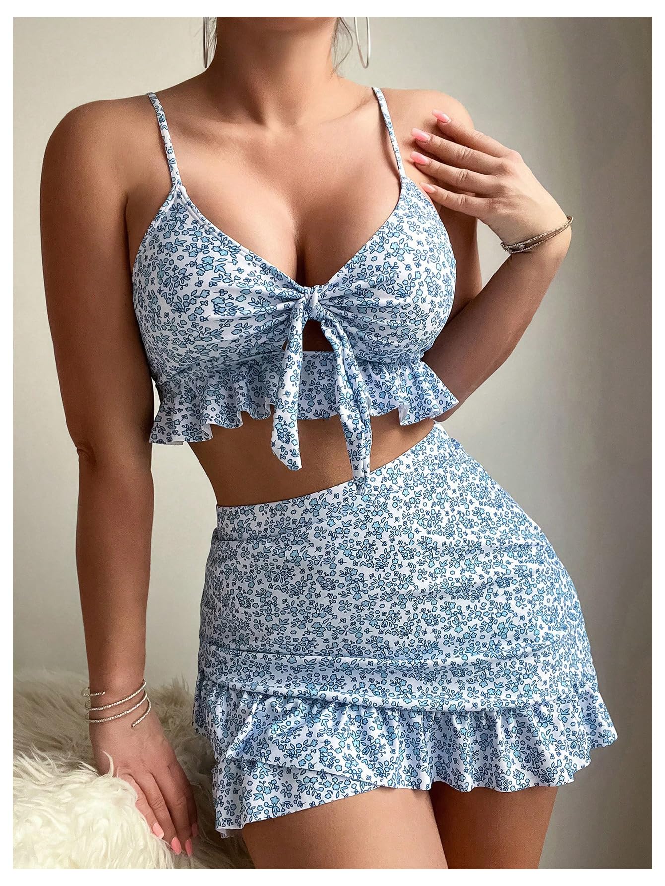 Conjunto de bikini de 3 piezas con estampado floral y cuello en V y dobladillo con volantes, traje de baño con falda de playa cruzada, azul y blanco, talla XL