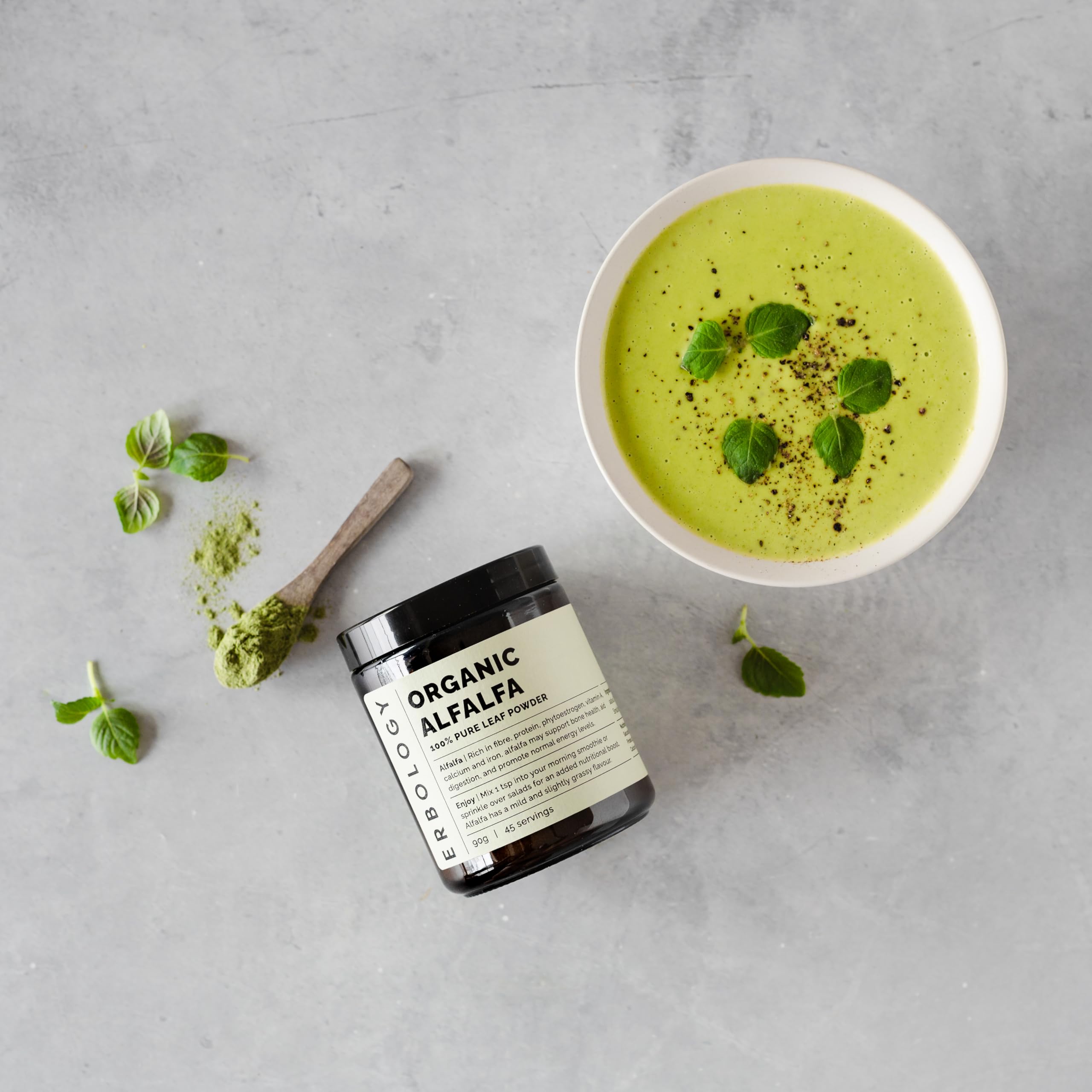 Erbology Polvo de alfalfa orgánica de 90 g, 45 porciones, apoya la salud ósea e intestinal, rico en vitamina A, calcio y hierro, de origen sostenible directamente de la granja, lote pequeño, vegano,