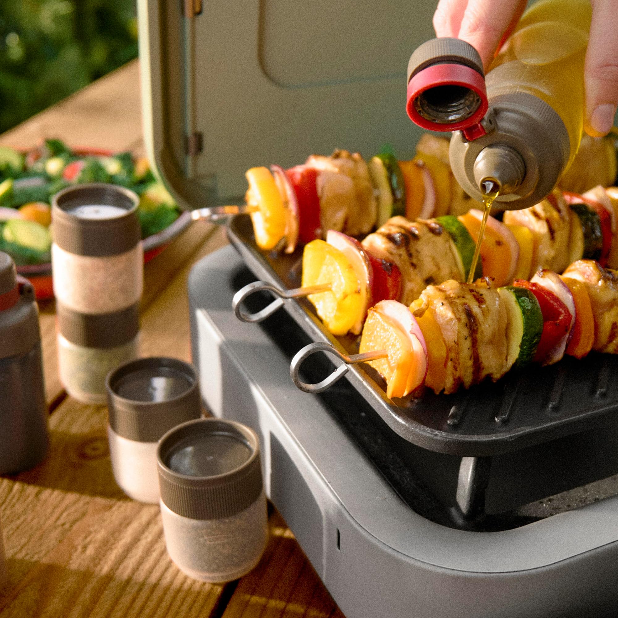 OXO Juego de 7 piezas para especias y botella exprimible para exteriores