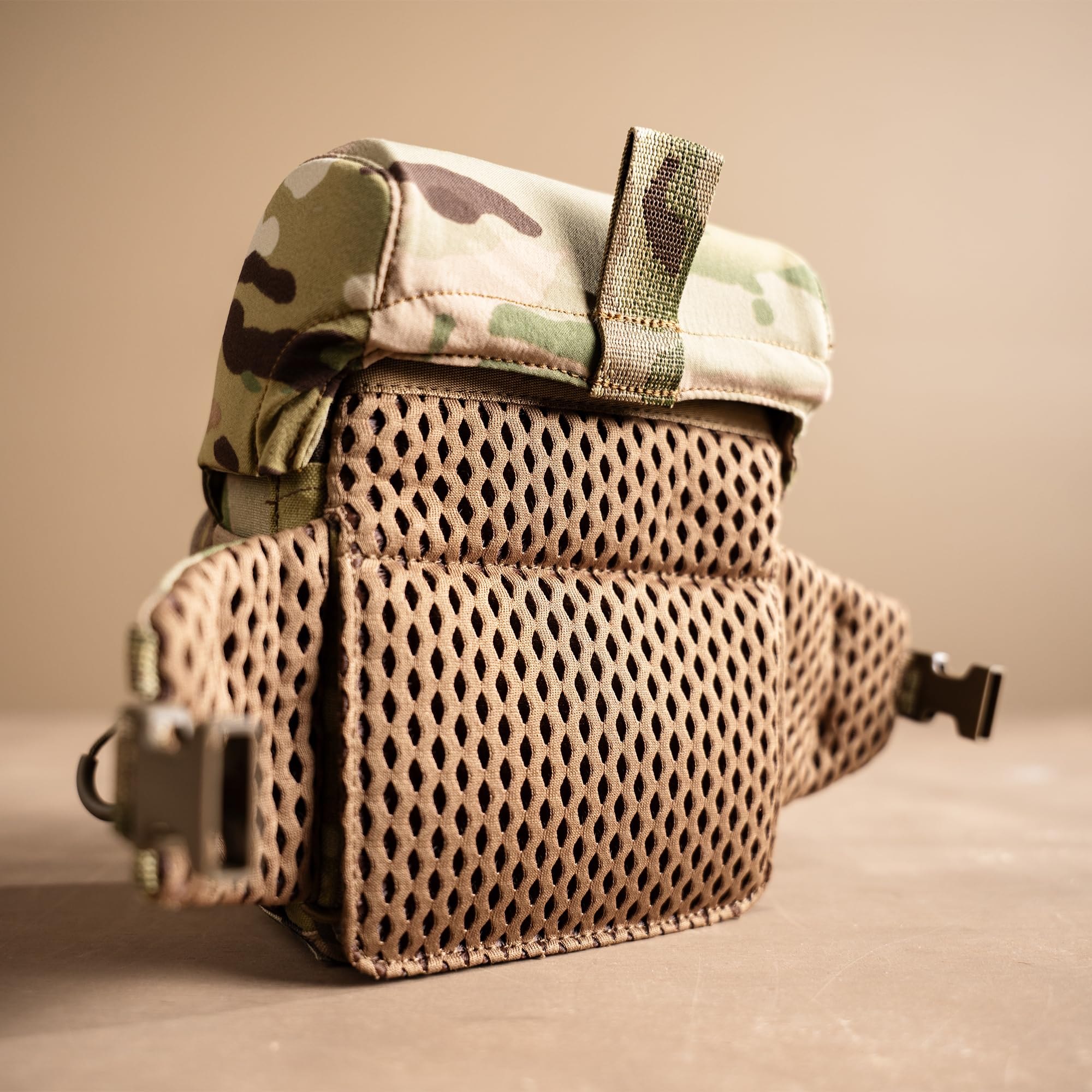 Eberlestock Bravo Modular Bino Pack – Magnetisches Fernglasgeschirr für die Jagd mit leisem Stoßschnurverschluss – MOLLE-kompatibel – atmungsaktive Air-Mesh-Gurte – Militärgrün, Größe L