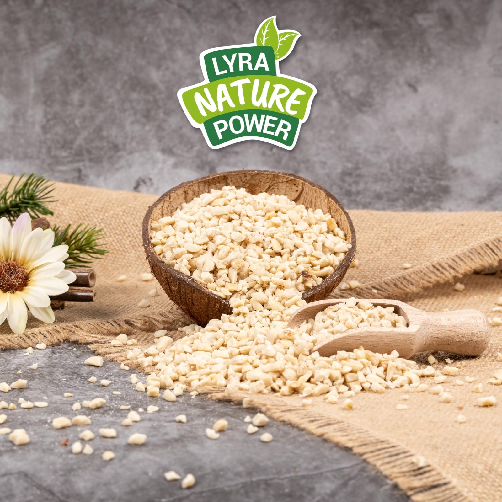 Lyra Pet® | 25 kg Erdnusskerne weiß gehackt | Ideal für Kleine Vögel & Jungtiere | Wildvogelfutter für Sommer & Winter | Fetthaltig & Nährstoffreich | Energiespender für Wildvögel | Gehackte Erdnüsse