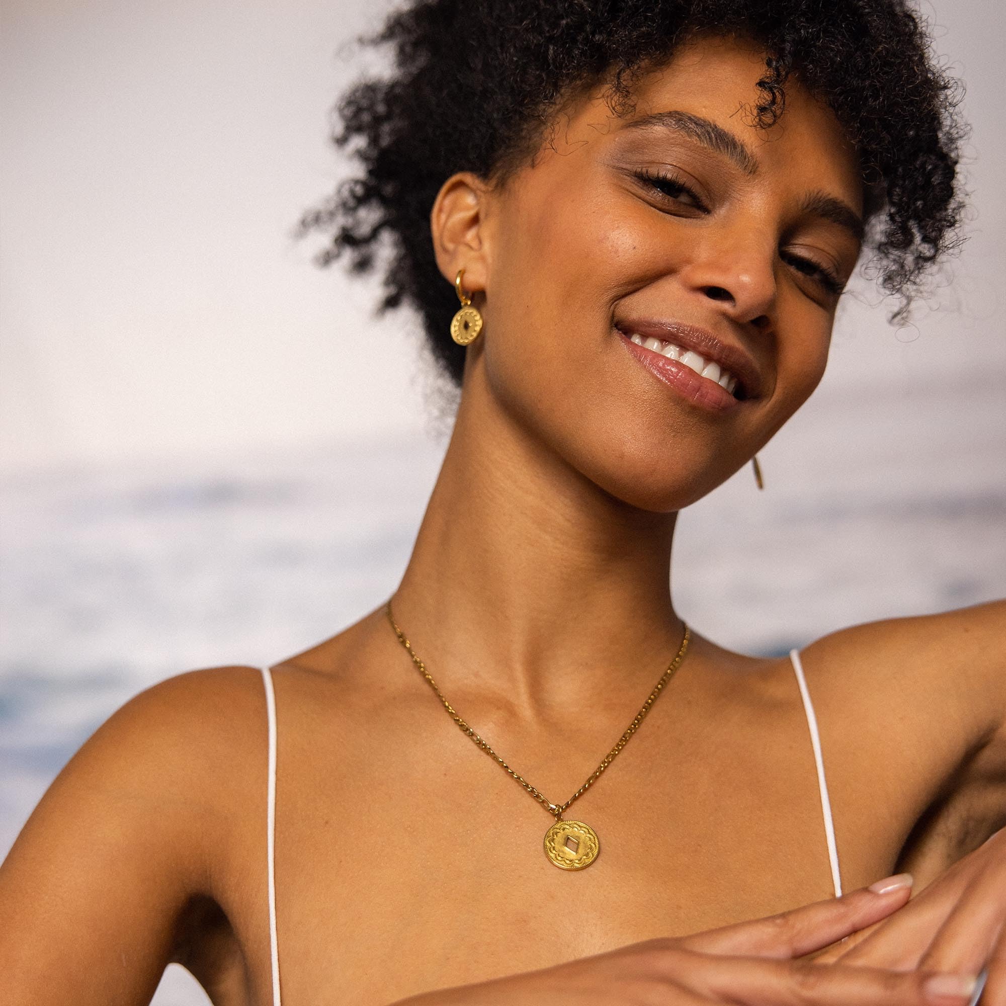 Purelei Lolani Set – 2-teiliges Schmuckset aus Lolani Kette & Lolani Creolen – Edelstahl, wasserfest, 18K vergoldet – gemusterte Coin-Anhänger – verstellbare Kette 45–50 cm
