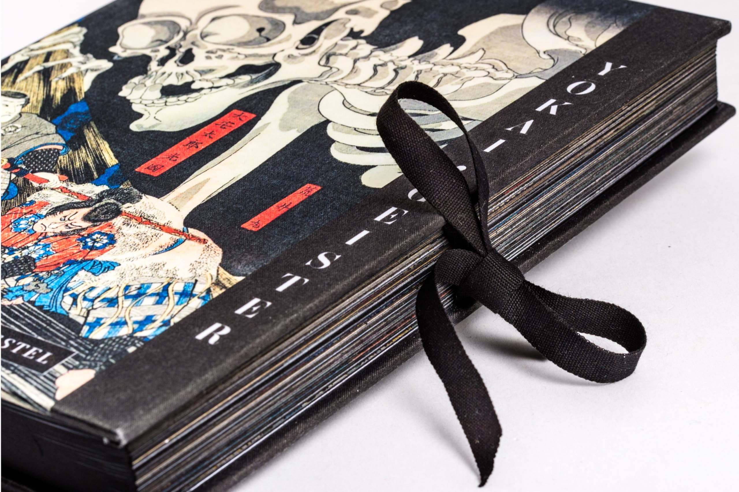 YOKAI - GEISTER: in Werken der japanischen Holzschnittkunst - vereint in einer prachtvollen Ausgabe mit Seidenüberzug, schwarzem Farbschnitt und Verschlussbändchen