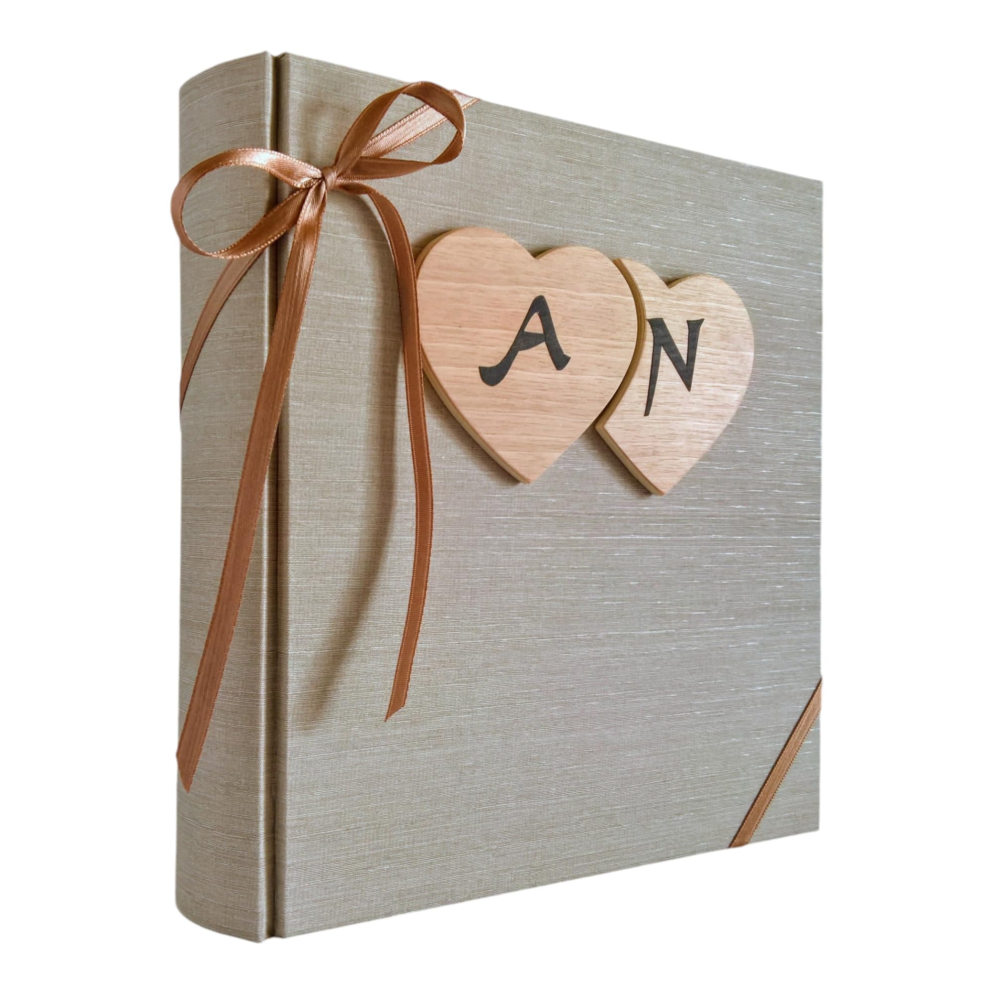 ALBUM FOTOGRAFICO NOZZE MATRIMONIO ANNIVERSARIO TELA DI LINO BEIGE CON CUORI IN LEGNO E INIZIALI PERSONALIZZABILI DESIGN LEGNOEGRAFITE (30X30 cm con 30 fogli (60 facciate))