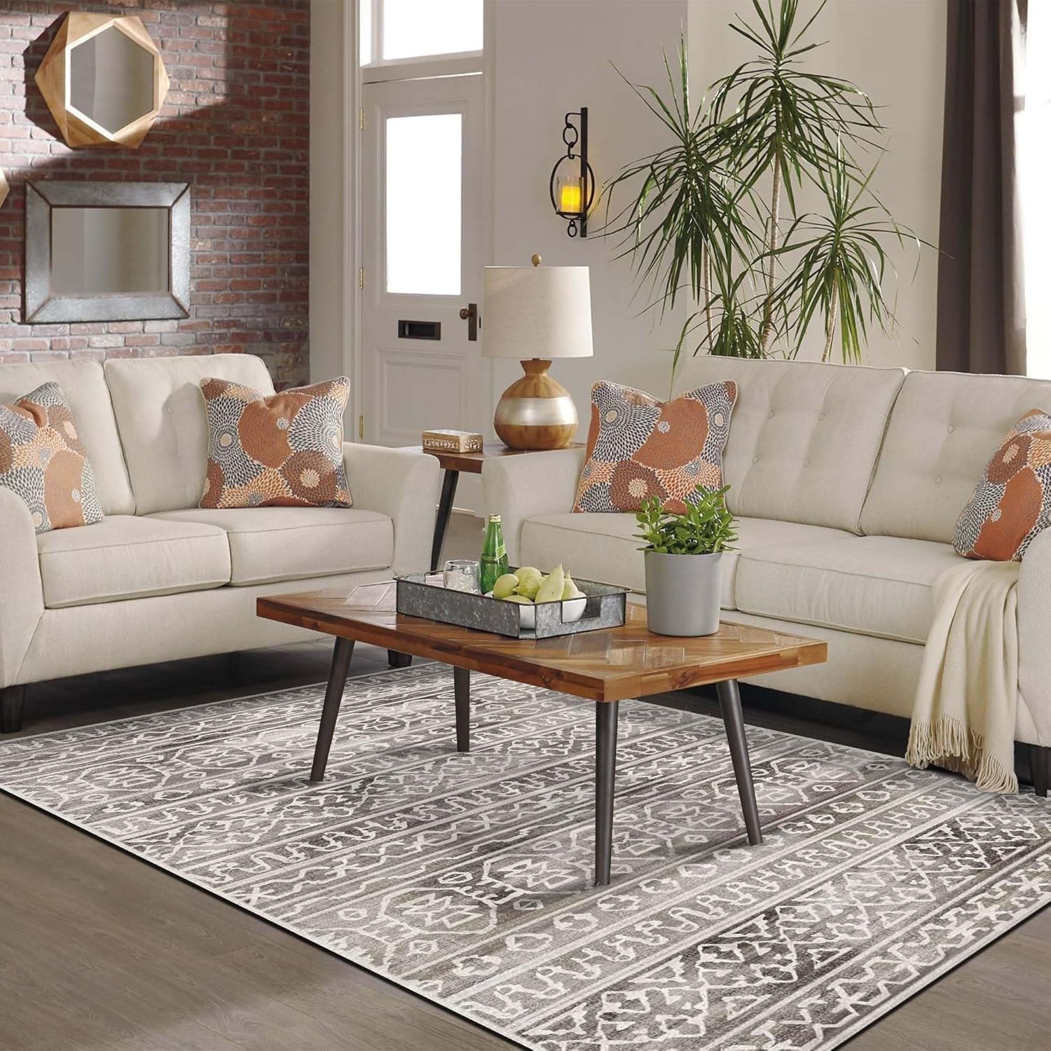 Latte Dizayn Adoni Desenli Kadife Pamuk Tabanlı Yıkanabilen Kaydırmaz Antibakteriyel Salon Halısı (80x150)