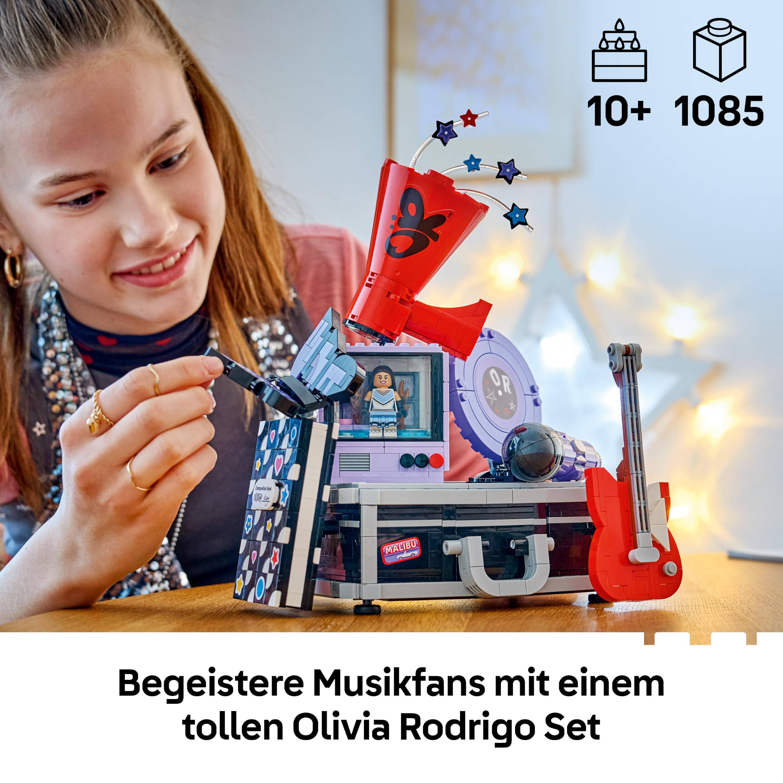 LEGO Editions Olivia Rodrigos Geheimer Koffer - Spielzeug mit Koffer, Mikrofon, Schallplatte, Megafon, Fernseher & Minifigur - Zimmer Deko - Musik Geschenk für Mädchen und Jungen ab 10 Jahren - 43030