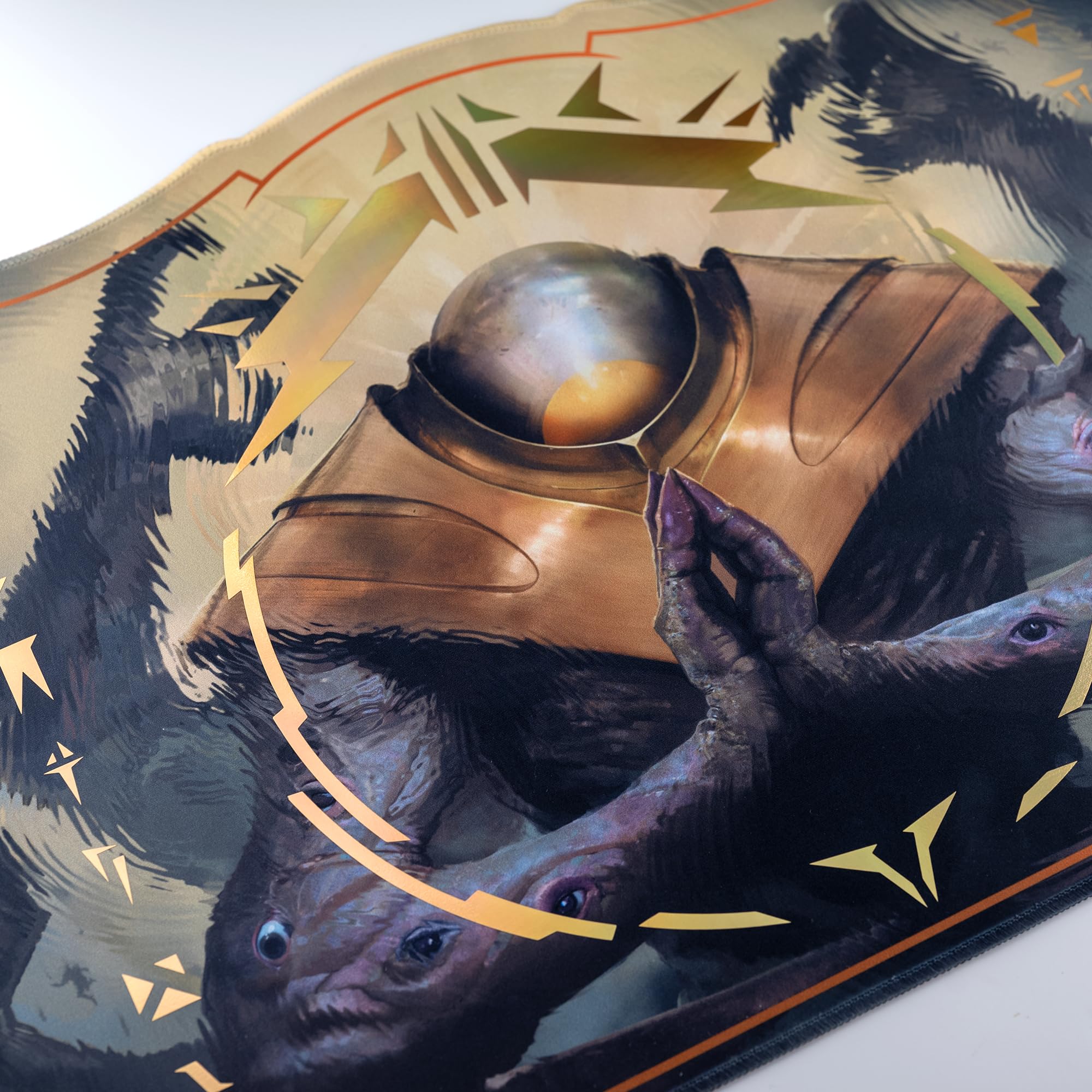 Alfies! The Great Distortion Tapis de Jeu Magic MTG | Artwork Eldrazi Peint à la Main | Accents dorés holographiques Faits Main | Design européen Exclusif | Forme légendaire personnalisée