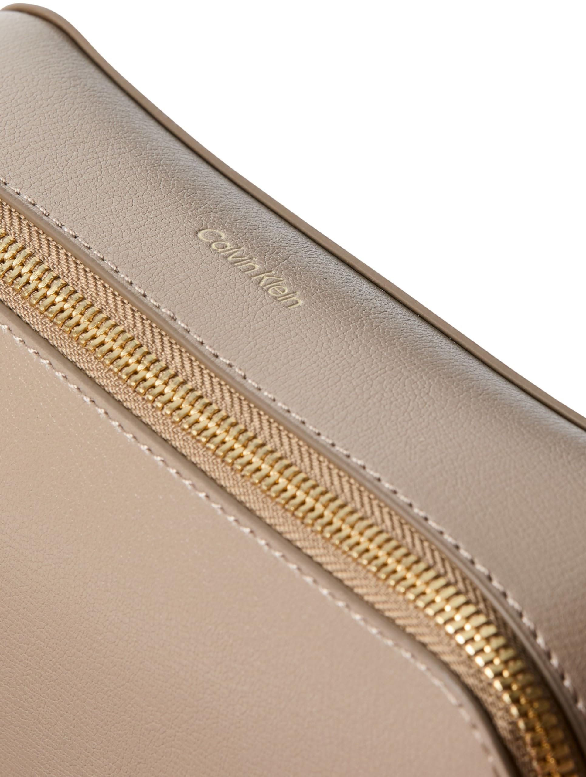 Calvin Klein Damen Umhängetasche Logo Elongated Camera Bag mit Reißverschluss