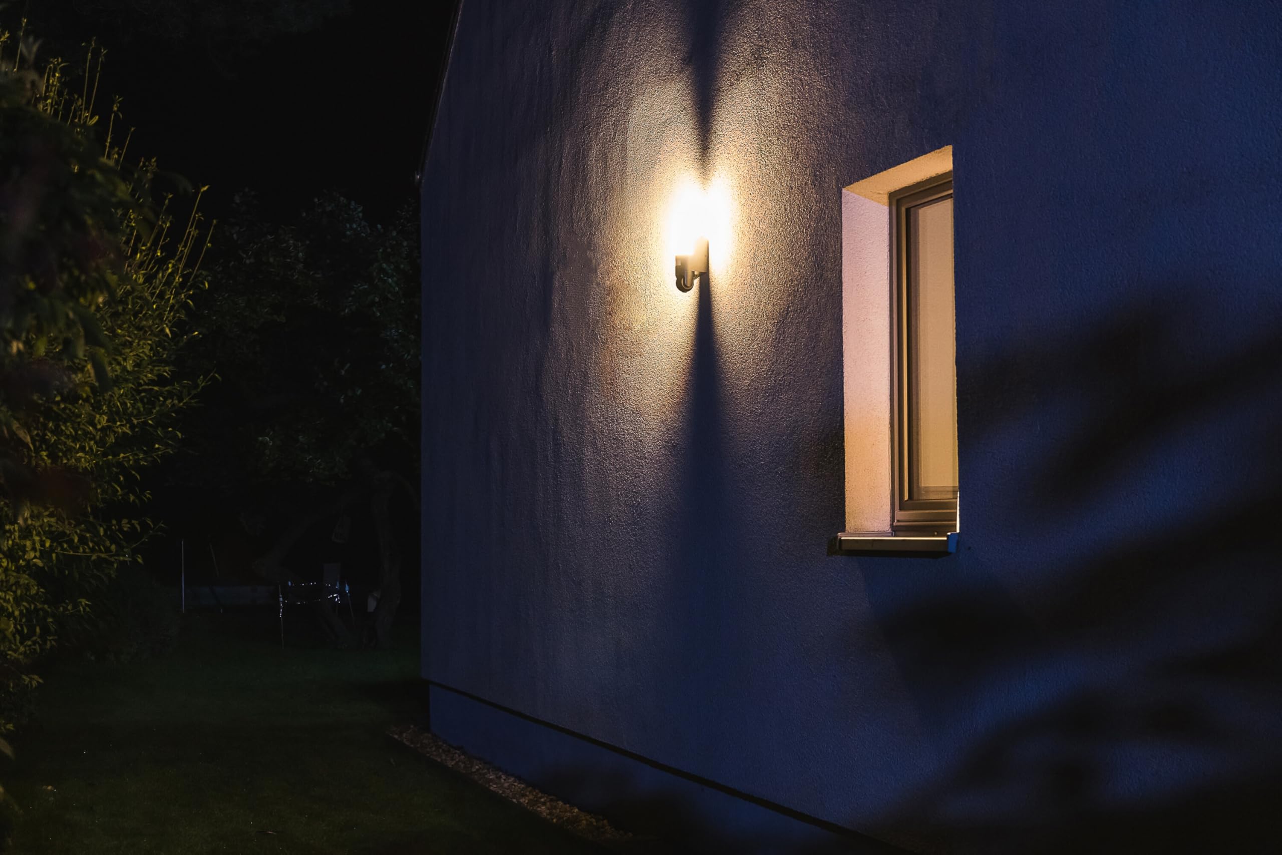 Osram SMART+ WiFi Außenleuchte mit steuerbarer Kamera | SMART+ Wifi Wall Camera, Kunststoff, Dunkelgrau, 25000 h, 1-Pack