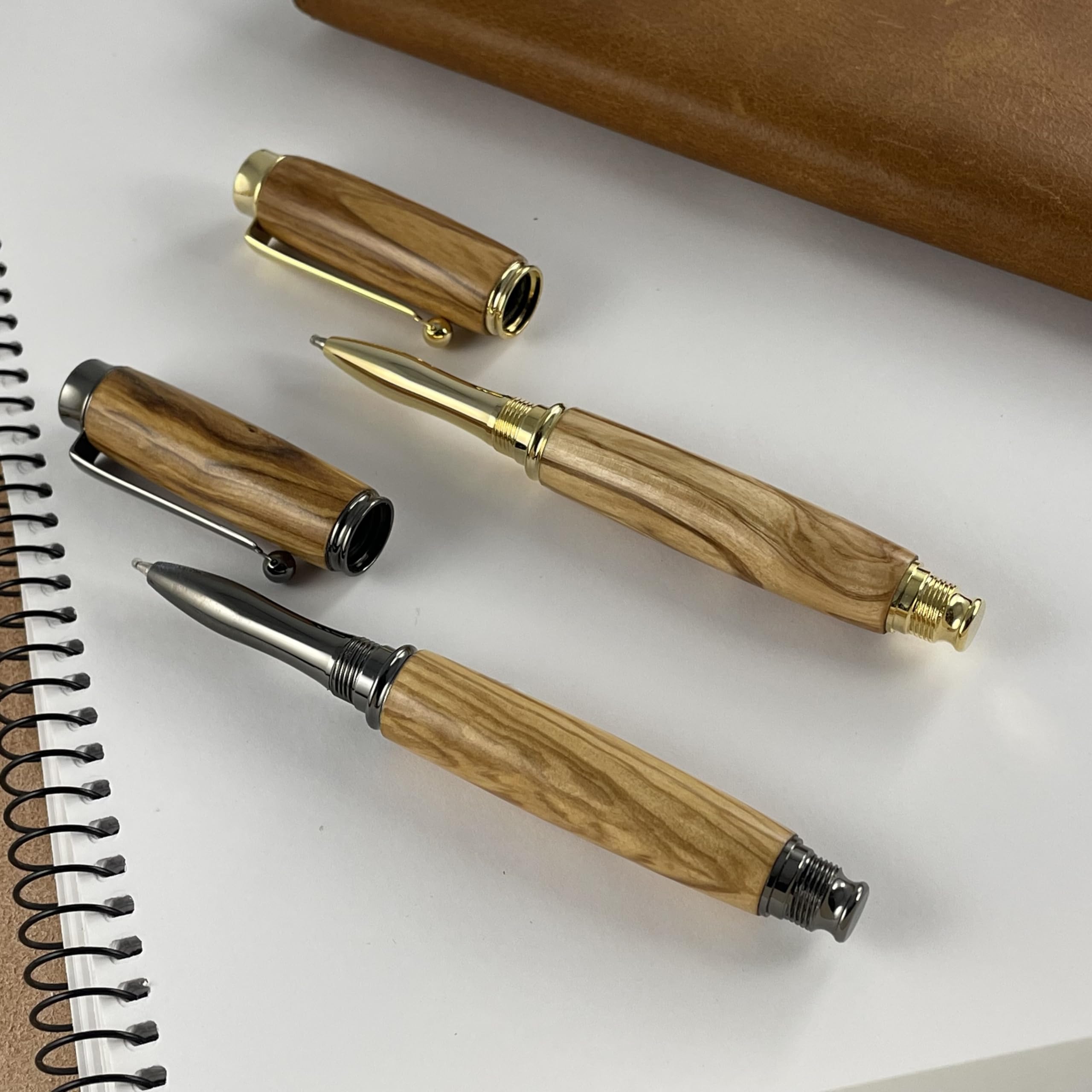 Parure 2 Stylos Premium Bois d'Olivier d'Italie. Fabriqué Main en France. Personnalisé avec gravure. Livré avec boîte cadeau luxe | Noël, Mariage, Noces, Homme, Femme, Anniversaire