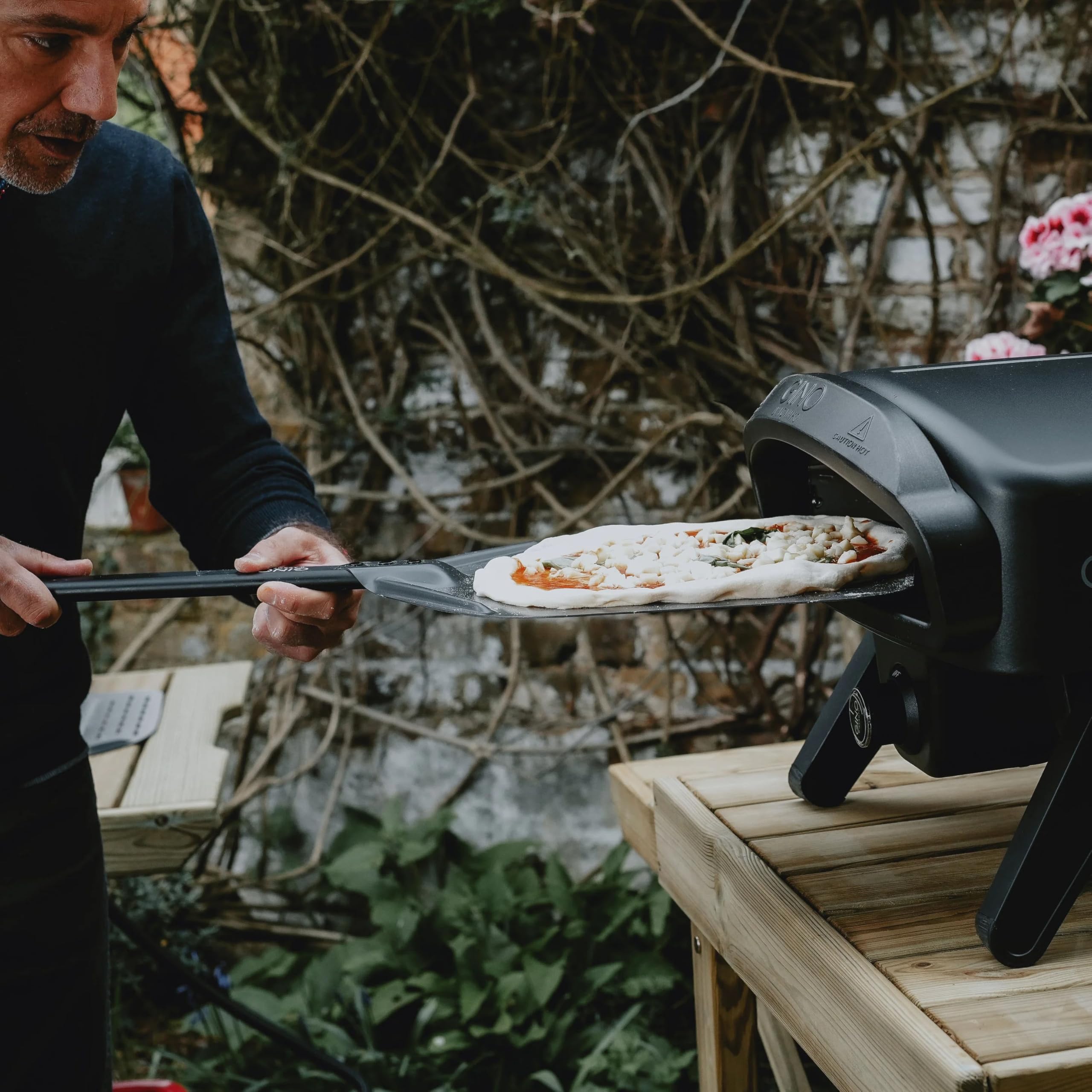Gino D'Acampo Gładka skórka do pizzy 30 cm: Bez wysiłku przesuwaj, obracaj i odbieraj pizze dzięki temu profesjonalnej jakości perforowanej łopatce do pizzy - niezbędne narzędzie do idealnych domowych
