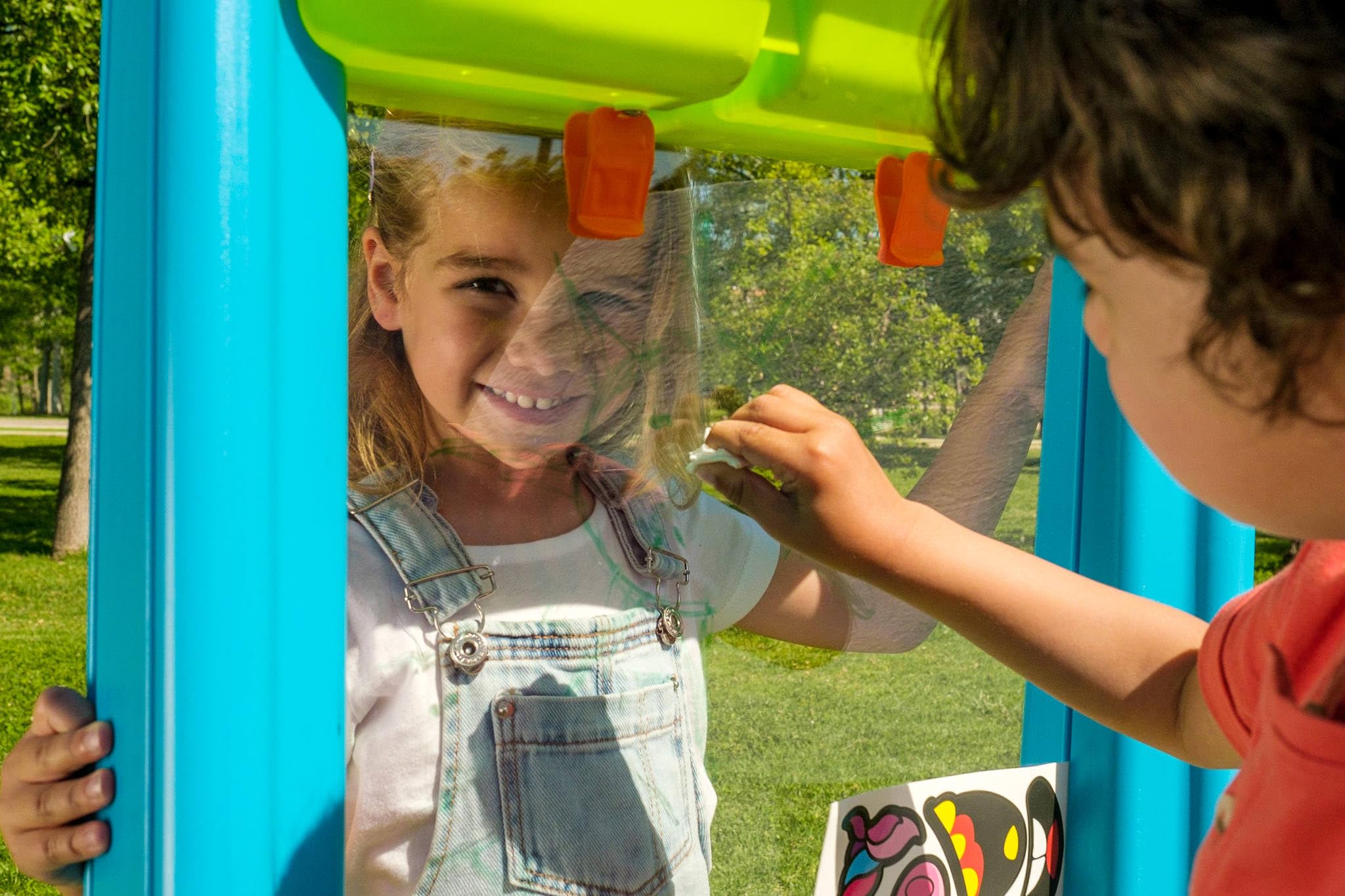 Feber - Art & Fun Board, ardoise transparente en forme de chevalet, pour peindre, jouer, 4 marqueurs de couleur inclus, autocollants, clips pour papier, pour enfants à partir de 3 ans