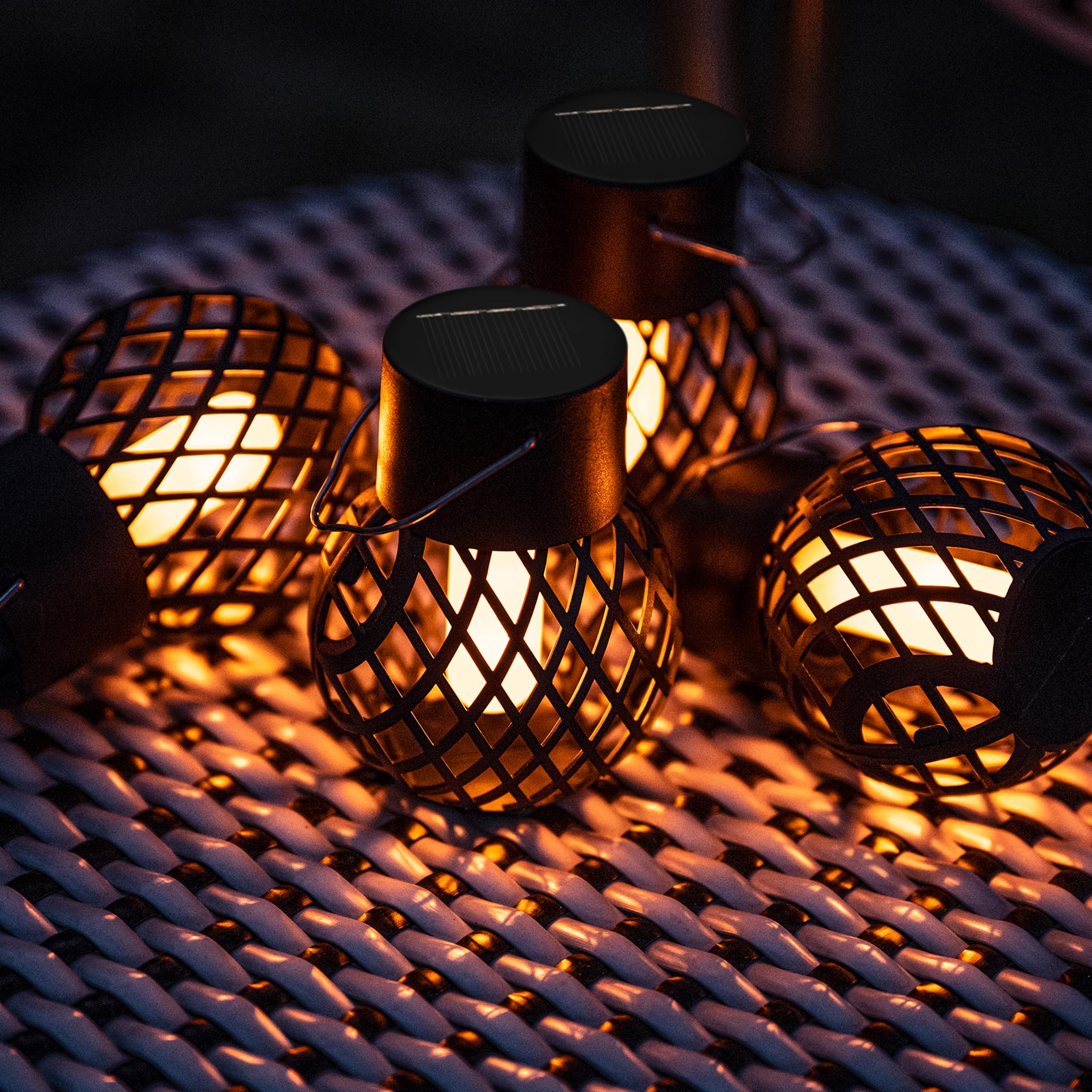 GIGALUMI Paquete de 8 luces solares colgantes de llama parpadeante, luces solares impermeables para jardín, patio, valla, árbol