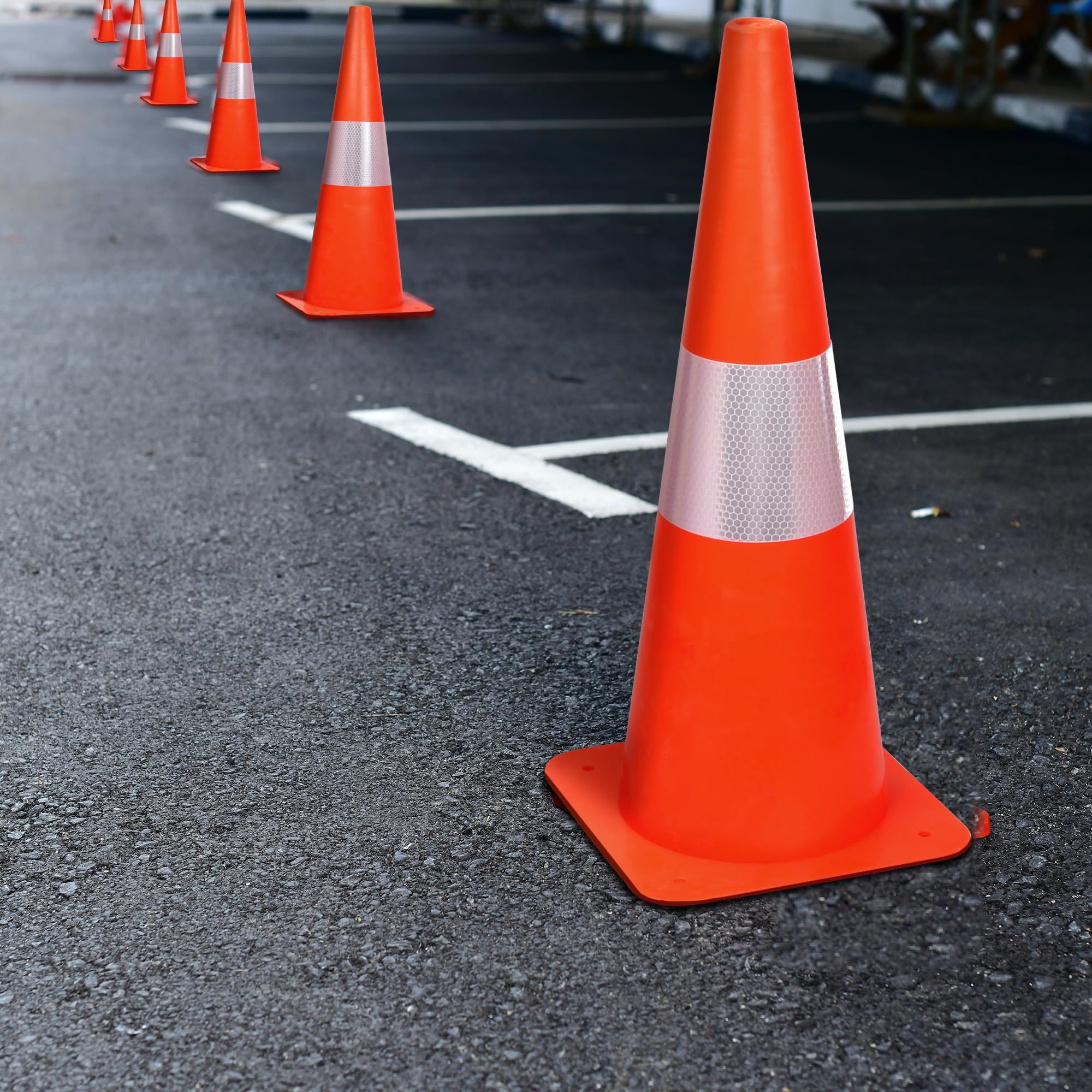 Lot de 4 cônes de sécurité routière de 45,7 cm avec colliers réfléchissants, cônes d'avertissement orange, cônes de stationnement routiers, cônes en plastique pour exercices de conduite, construction