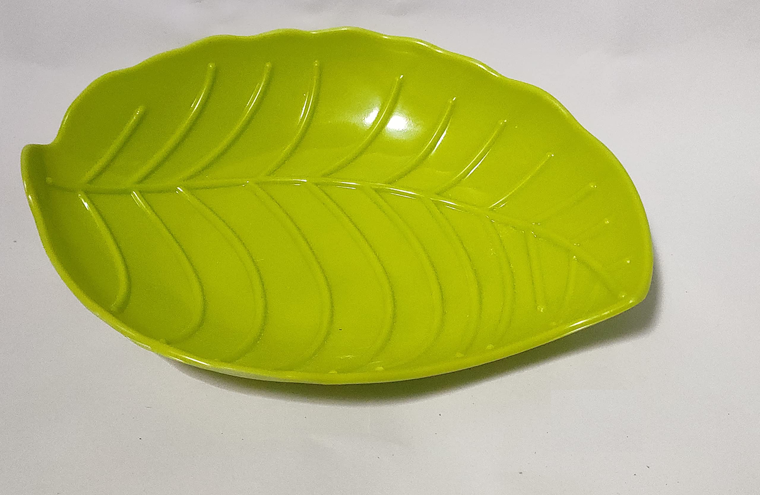 LPINE Melamine Leaf Shape Solid Color Unbreakable Microwave Safe Snack Platter for Serving Pakoda, Poha, Rice, Samosa, Burger Set of 6 Plates, 2Green, 2Red, 2Green.