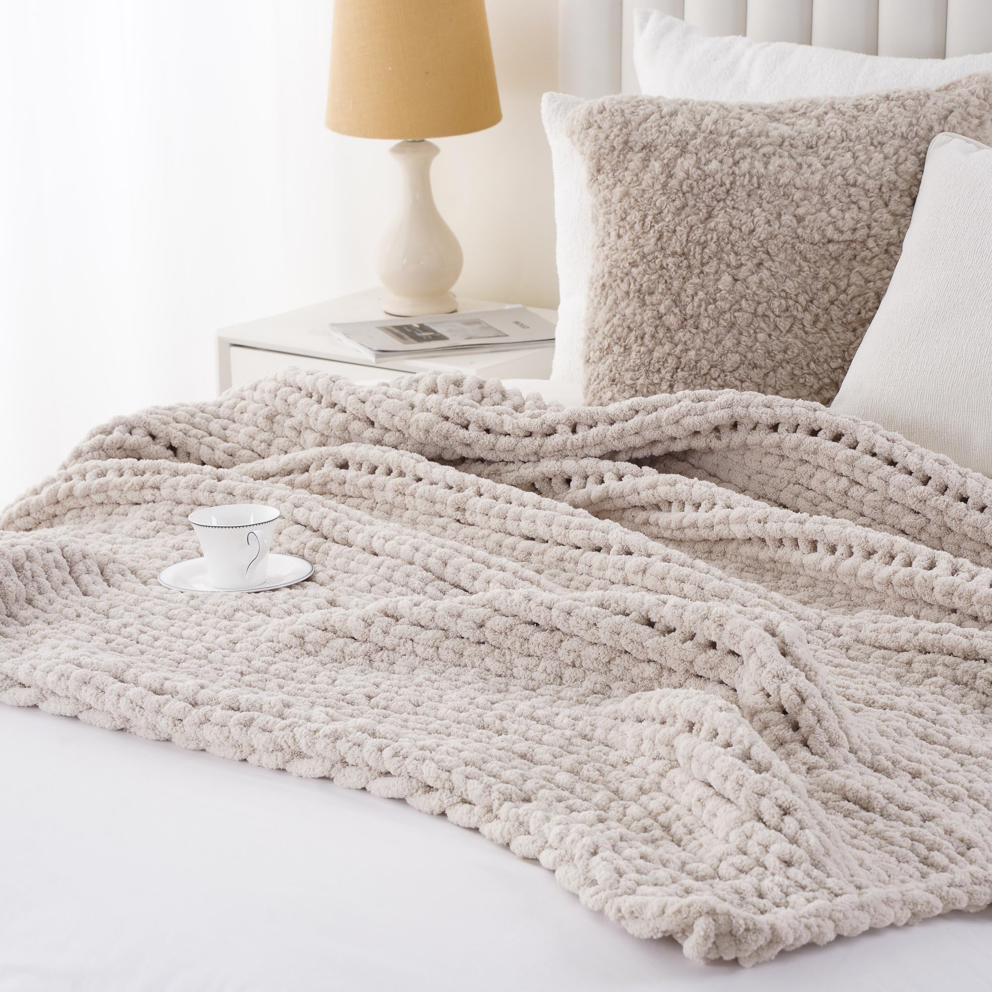 Battilo Manta de punto grueso, manta de felpilla suave y gruesa, 50 x 60 pulgadas, hecha a mano, manta de ganchillo de punto trenzado grande para sofá, cama, decoración del hogar, color gris pardo