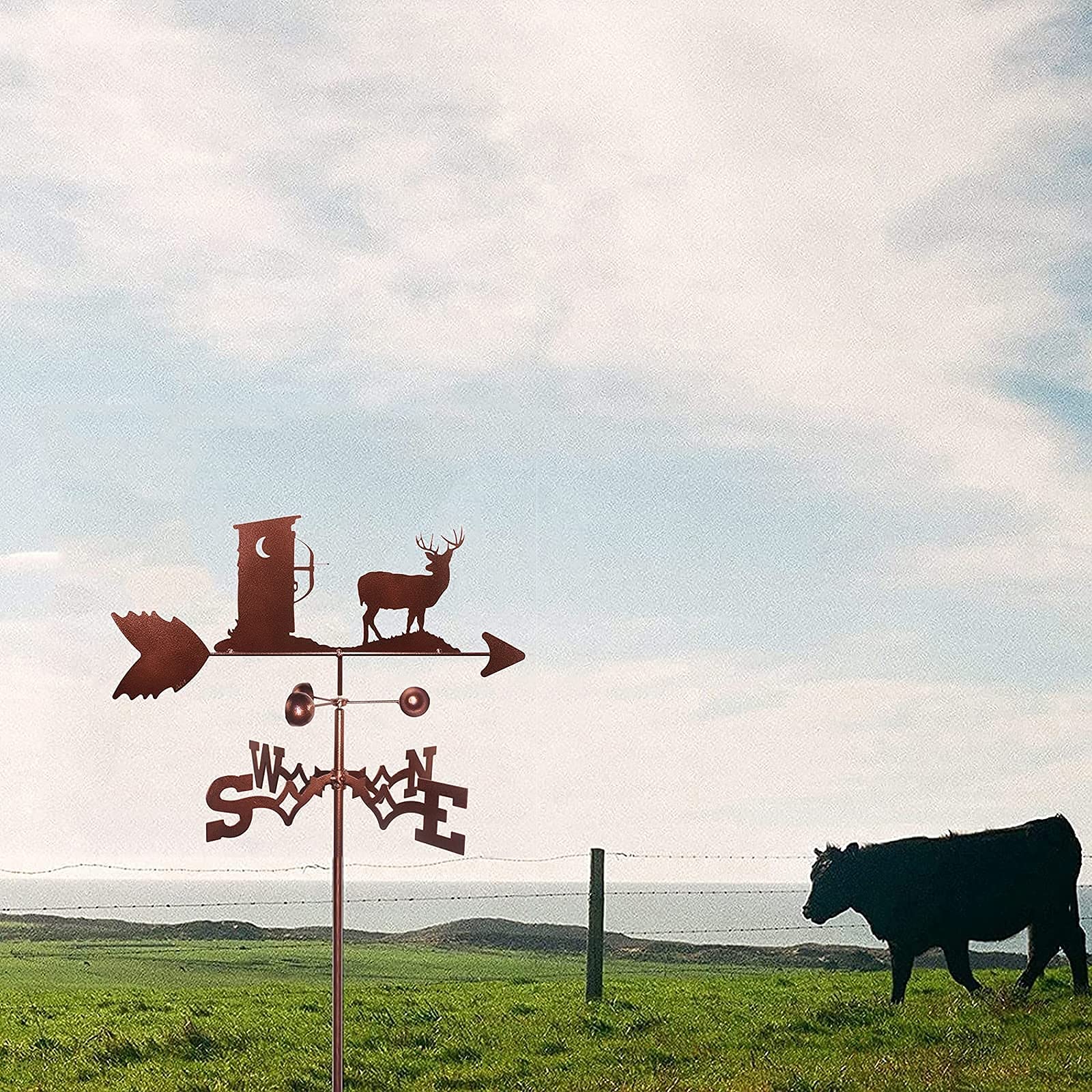 Girouette décorative en métal rétro représentant Un cerf, avec indicateur de Direction du Vent et Support métallique pour l'extérieur.