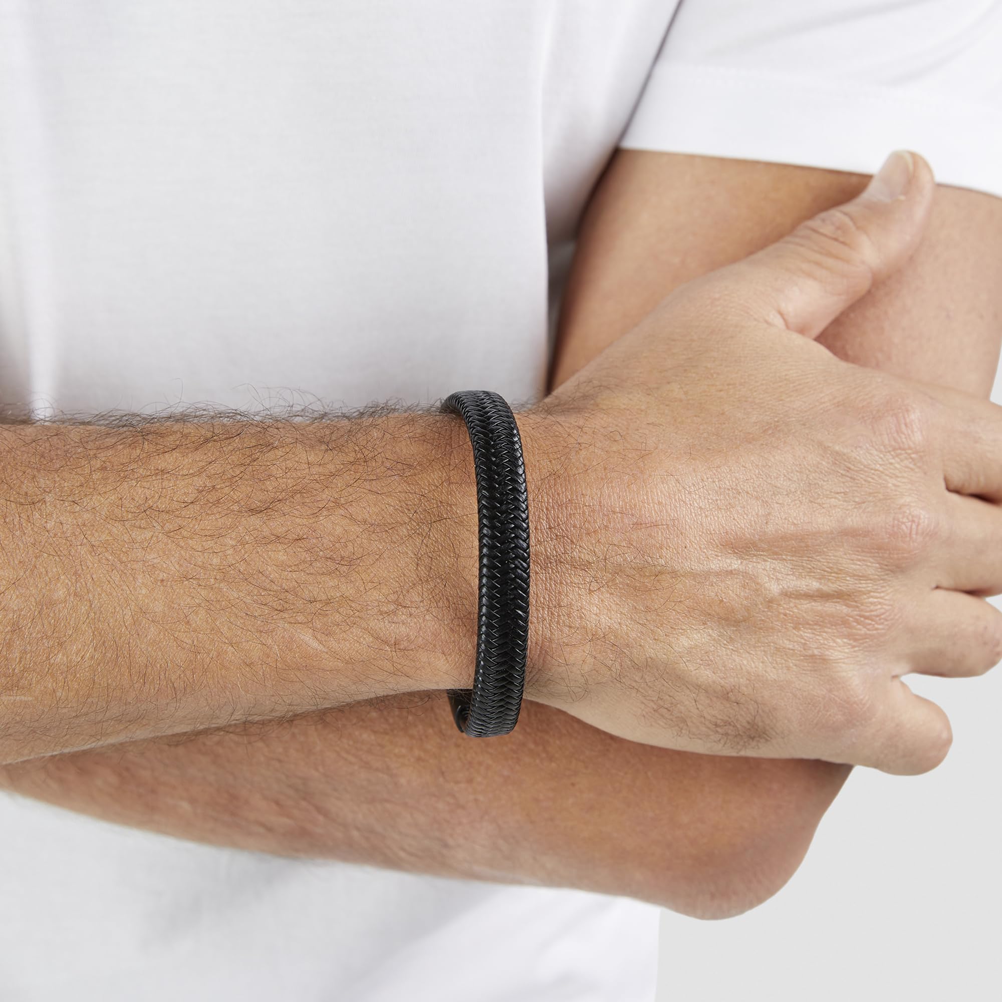 s.Oliver Herren Schmuck – Armband aus Leder mit Edelstahldetails – Klassisch, Zeitlos und Maskulin – Perfekte Geschenkidee