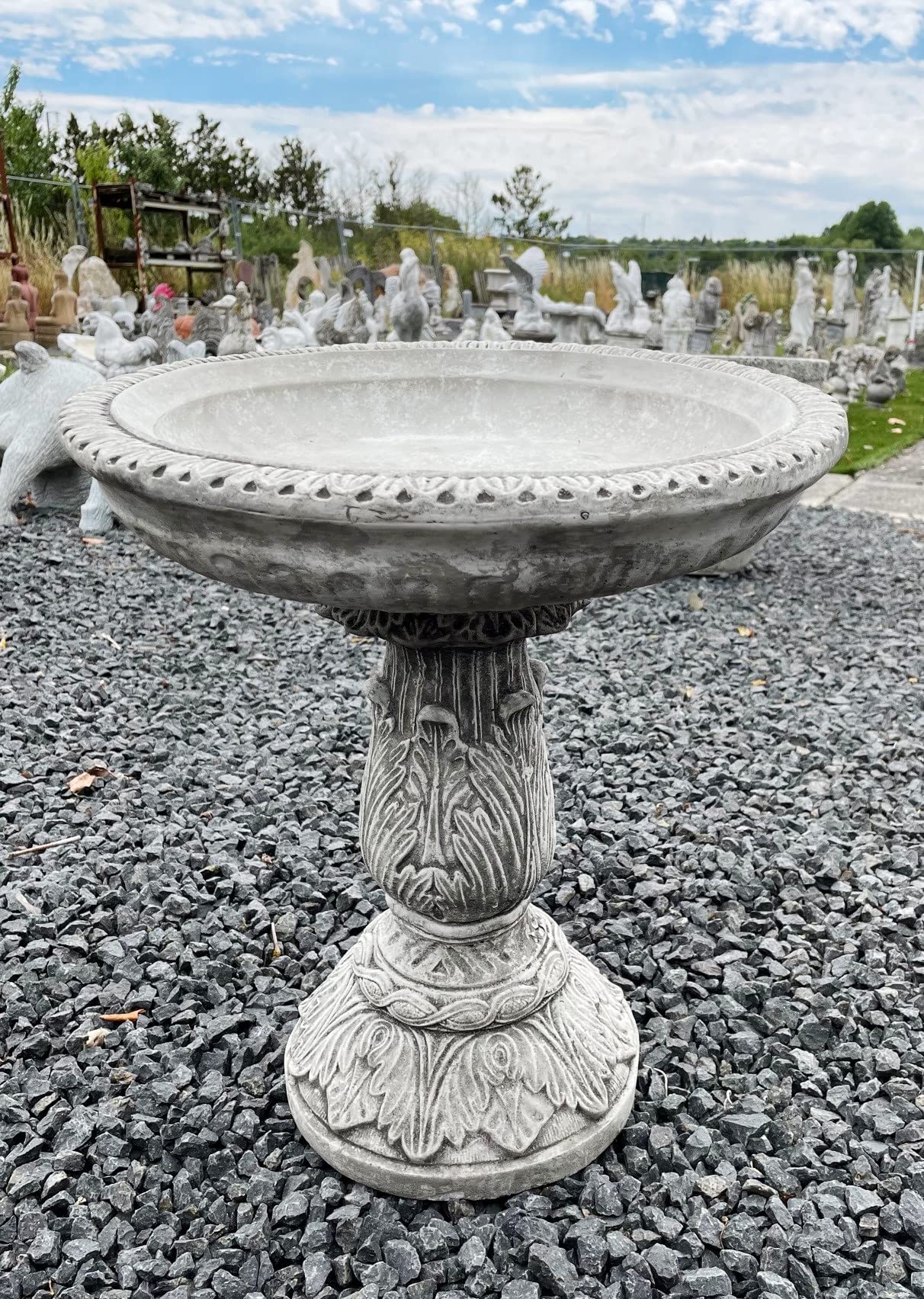 STEINFIGURENWELT GIEBEN Vogeltränke Vogelbad stehend Höhe 45 cm mit Ornamenten grau Englischer Steinguss frostsicher Gartendeko Vogelbecken mit Fuß