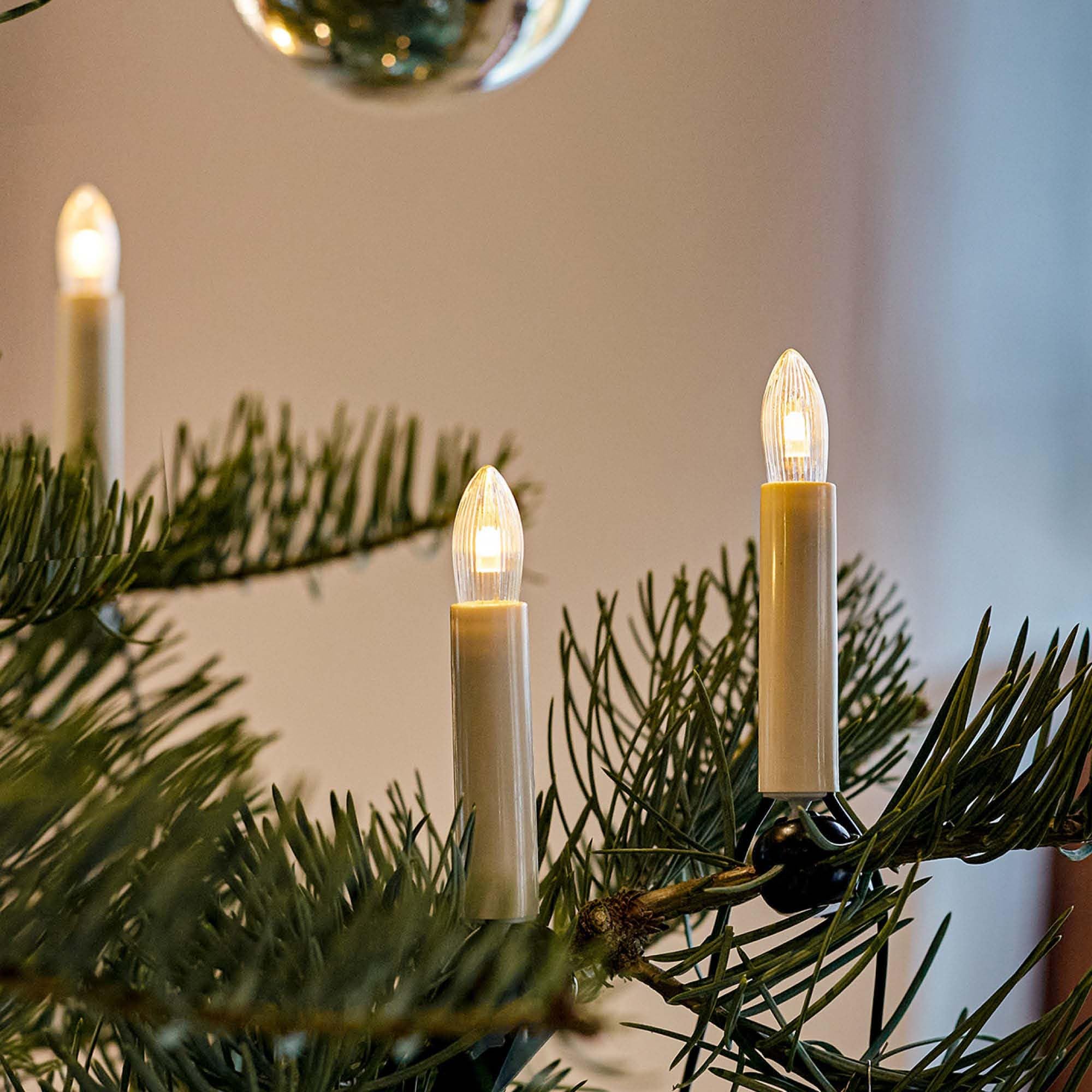 hellum LED Lichterkette Weihnachtsbaum, Made in Germany, Lichterkette mit Clip, 20 Lichter, beleuchtete Länge 13,30 m, Kabel grün, wamrweiß, für Innen, teilbarer Stecker, 3 Ersatzkerzen, <59lm 430165