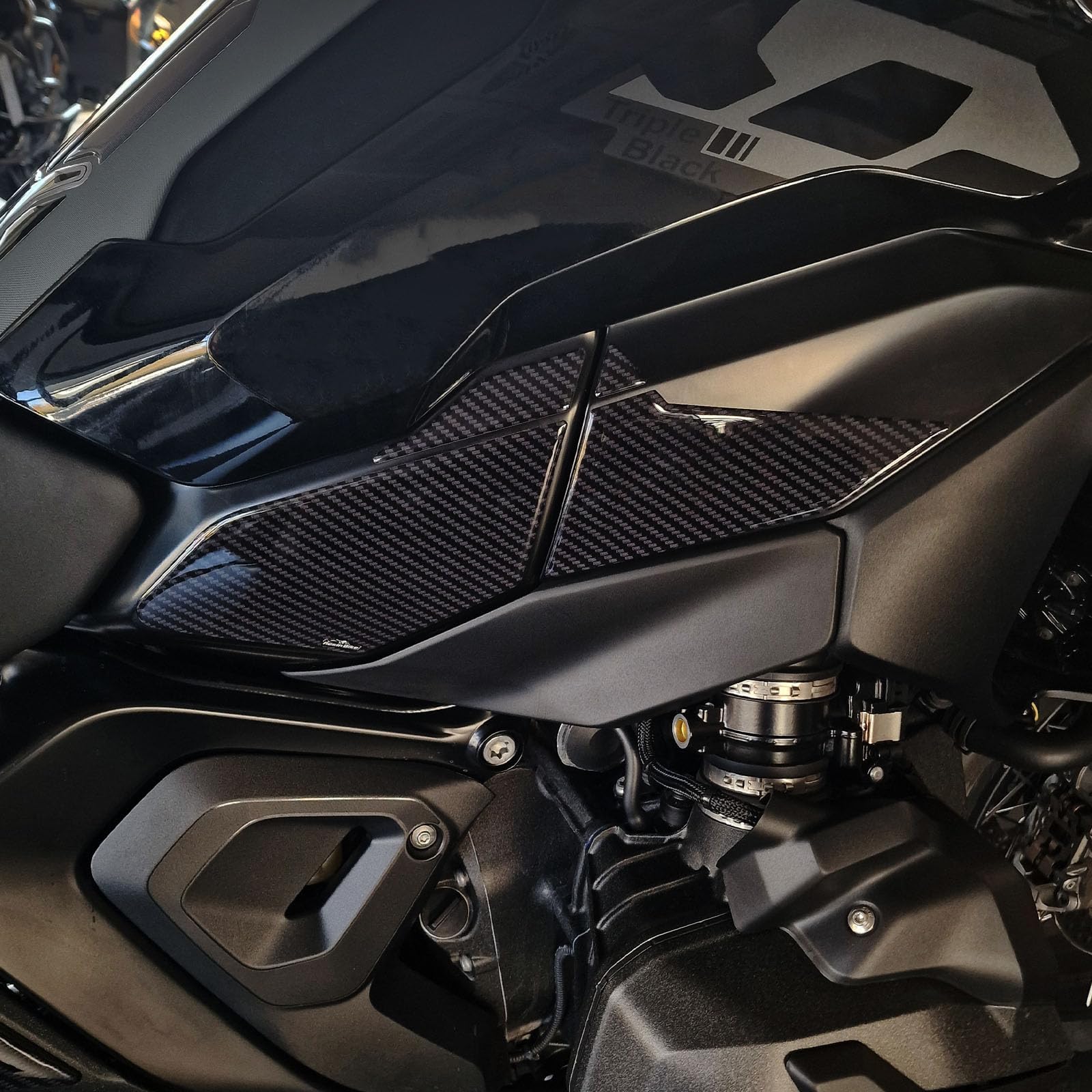 Resin Bike Adesivi Moto Compatibile con BMW R 1300 GS 2023-2026. Protezioni Para Telaio Centrale da Urti e Graffi. Adesivi Resinati Carboon Look con Effetto 3D Made in Italy