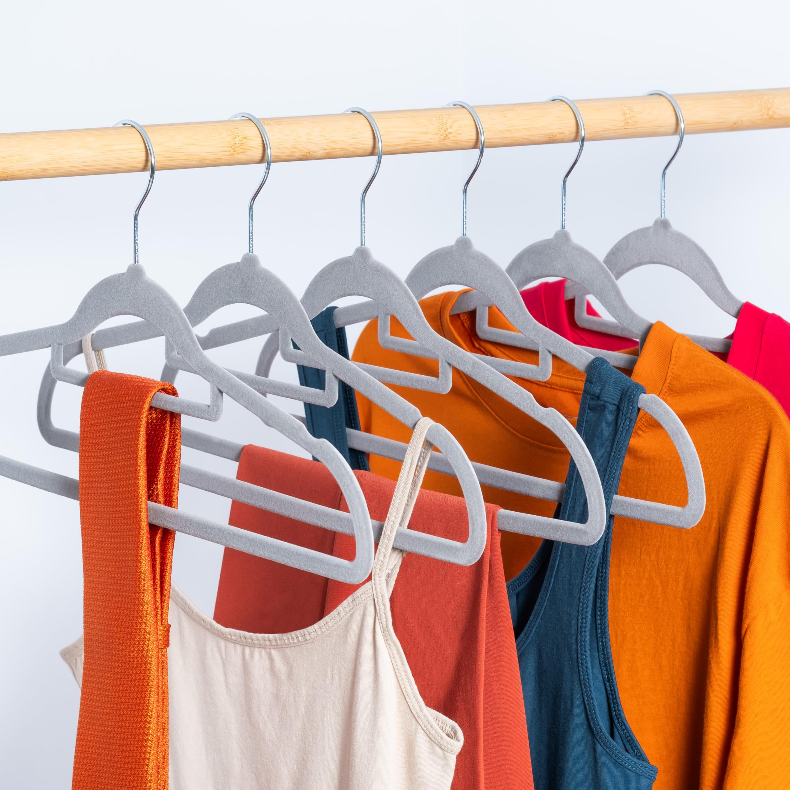MIZGI Fluwelen hangers (50 stuks) Heavy Duty - antislip vilten hangers - blush roze - roségoud 360 graden draaibare haken, ruimtebesparende kledinghangers, duurzame sterke hangers voor pakken, jassen